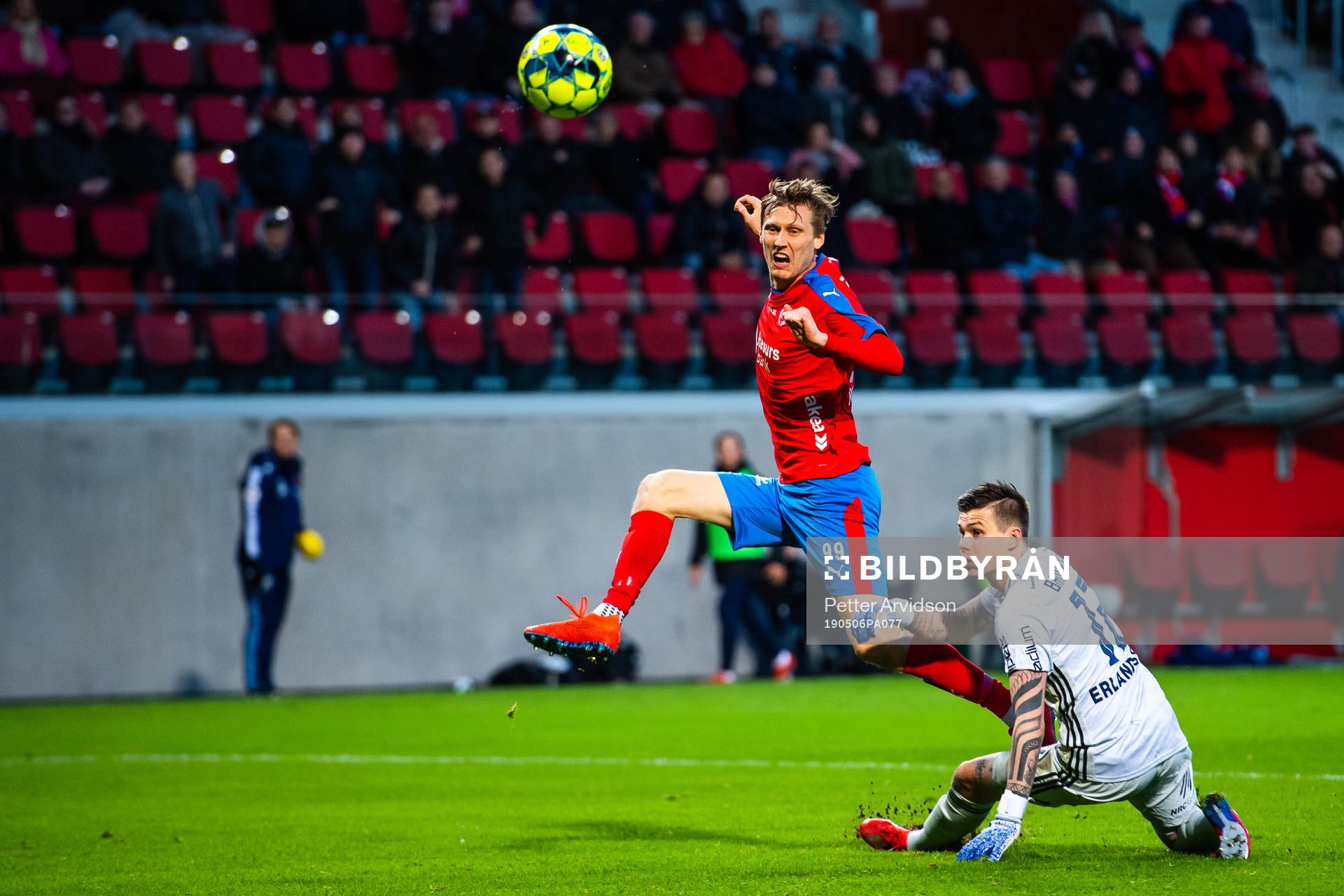 Helsingborgs Andri Bjarnason med målchans bakom