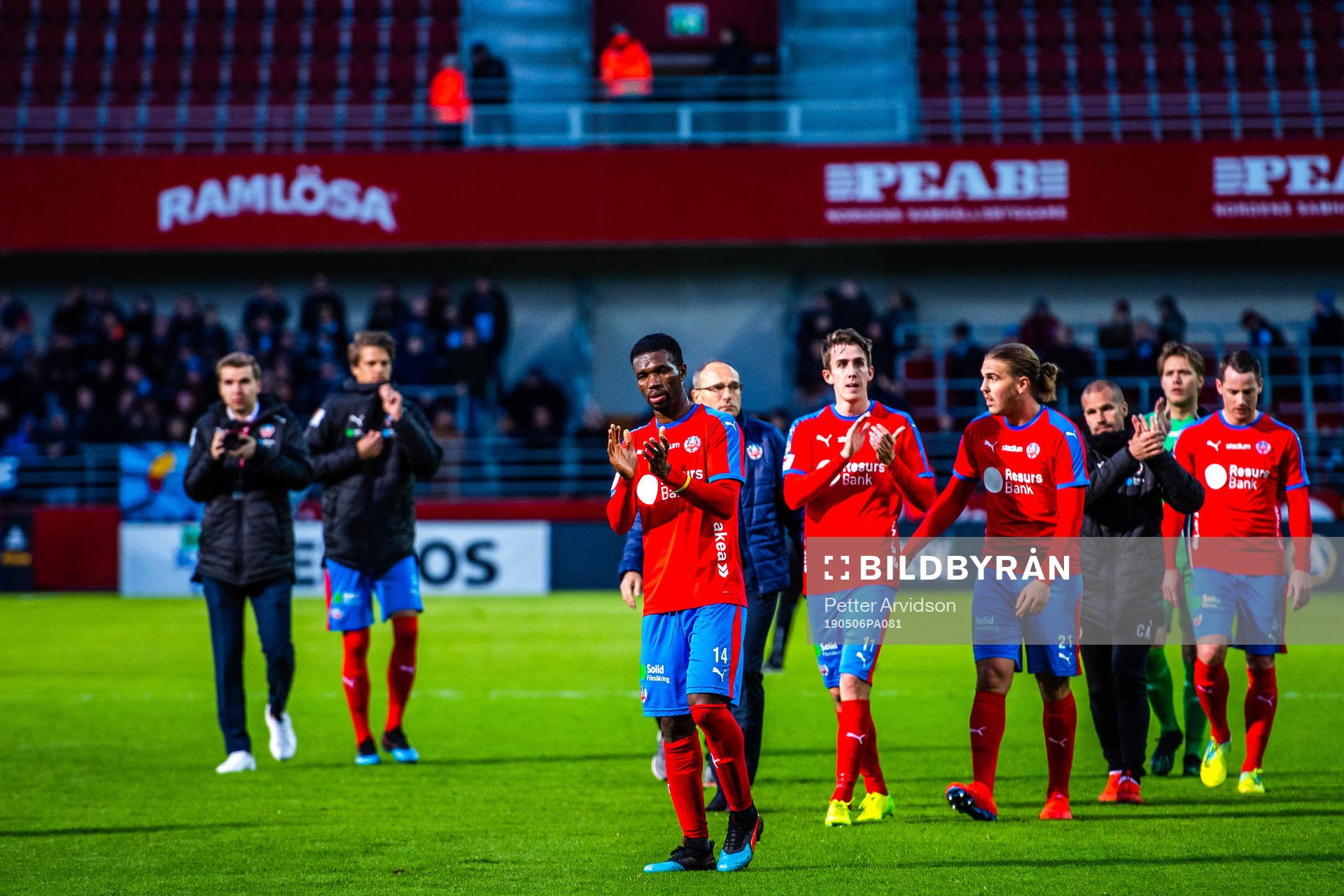 Helsingborgs spelare tackar supportrarna