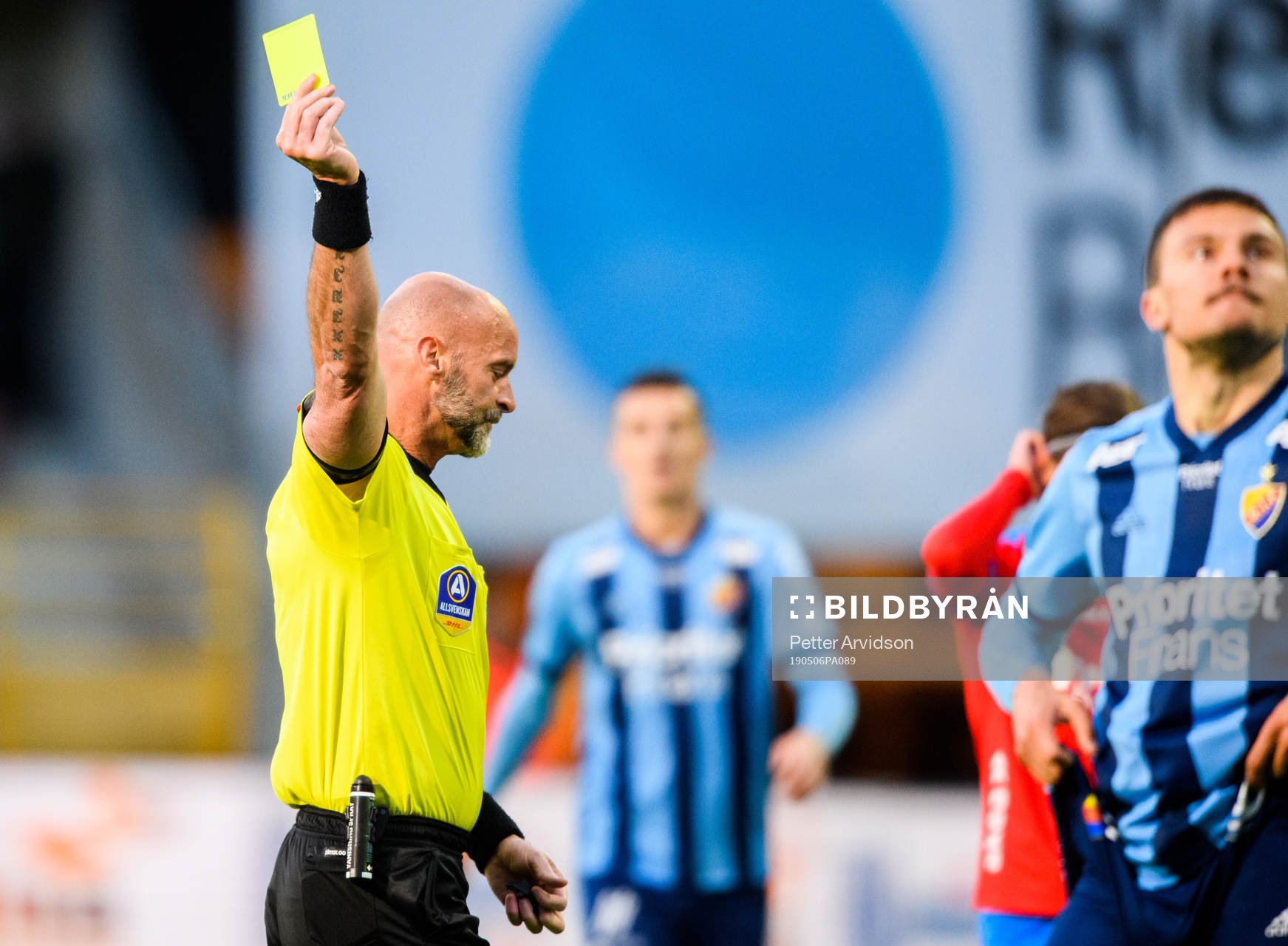 Domare Stefan Johannesson ger gult kort till Djurgårdens