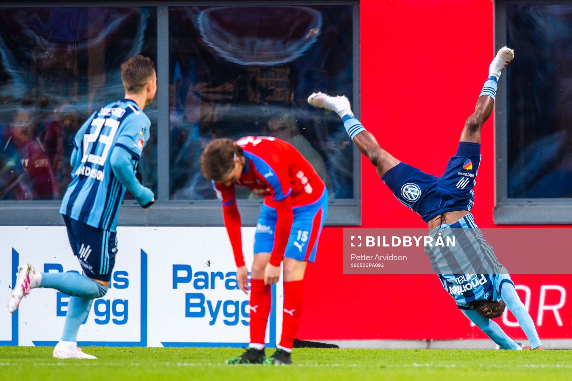 Djurgårdens Fredrik Ulvestad och Mohamed Buya Turay jublar
