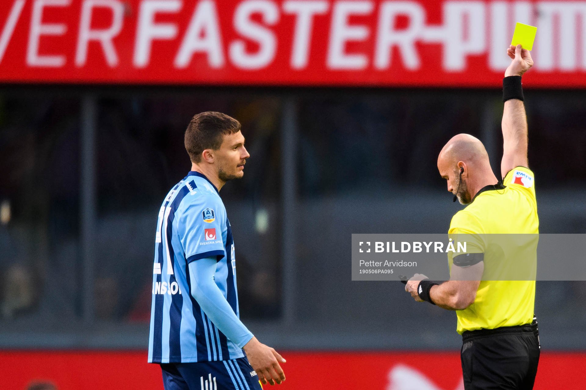 Djurgårdens Erik Berg deppar när domare Stefan