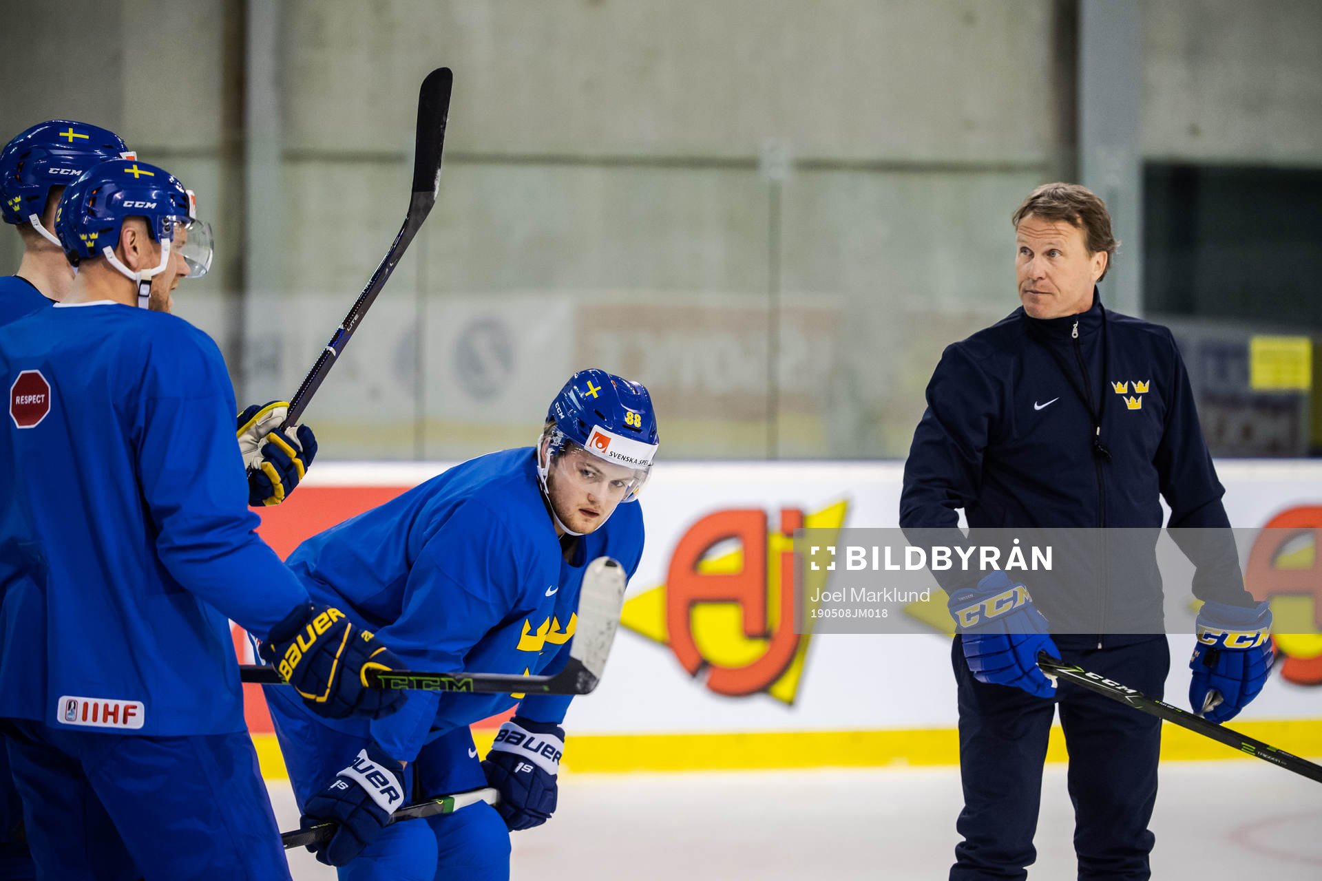 William Nylander and assistant coach Johan Garpenlöv of