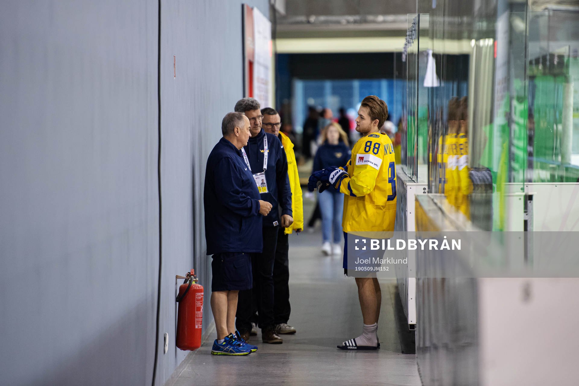 Equipment manager Anders Weiderstål of Sweden talks to
