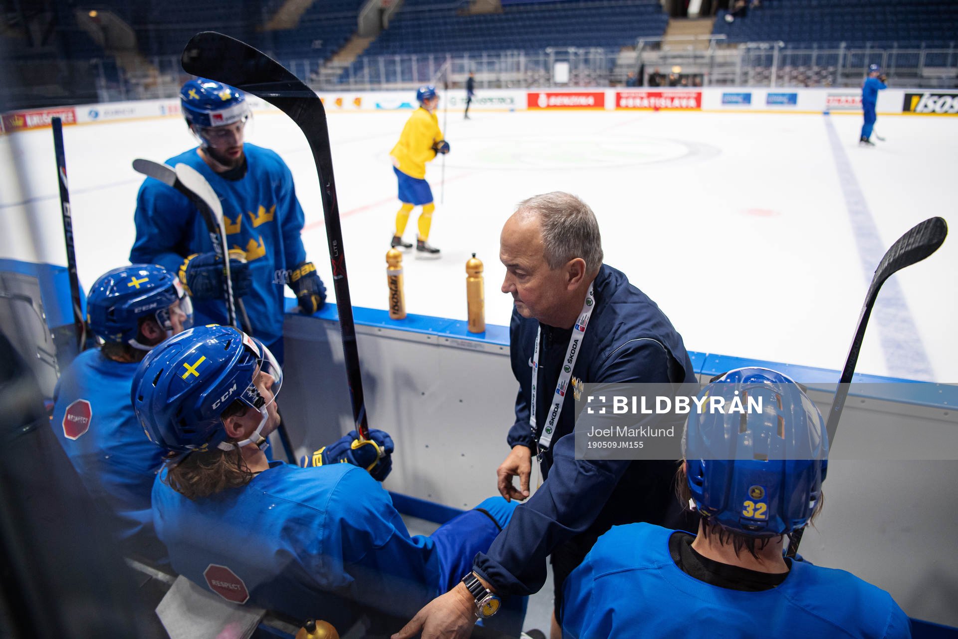 Equipment manager Anders Weiderstål of Sweden talks to