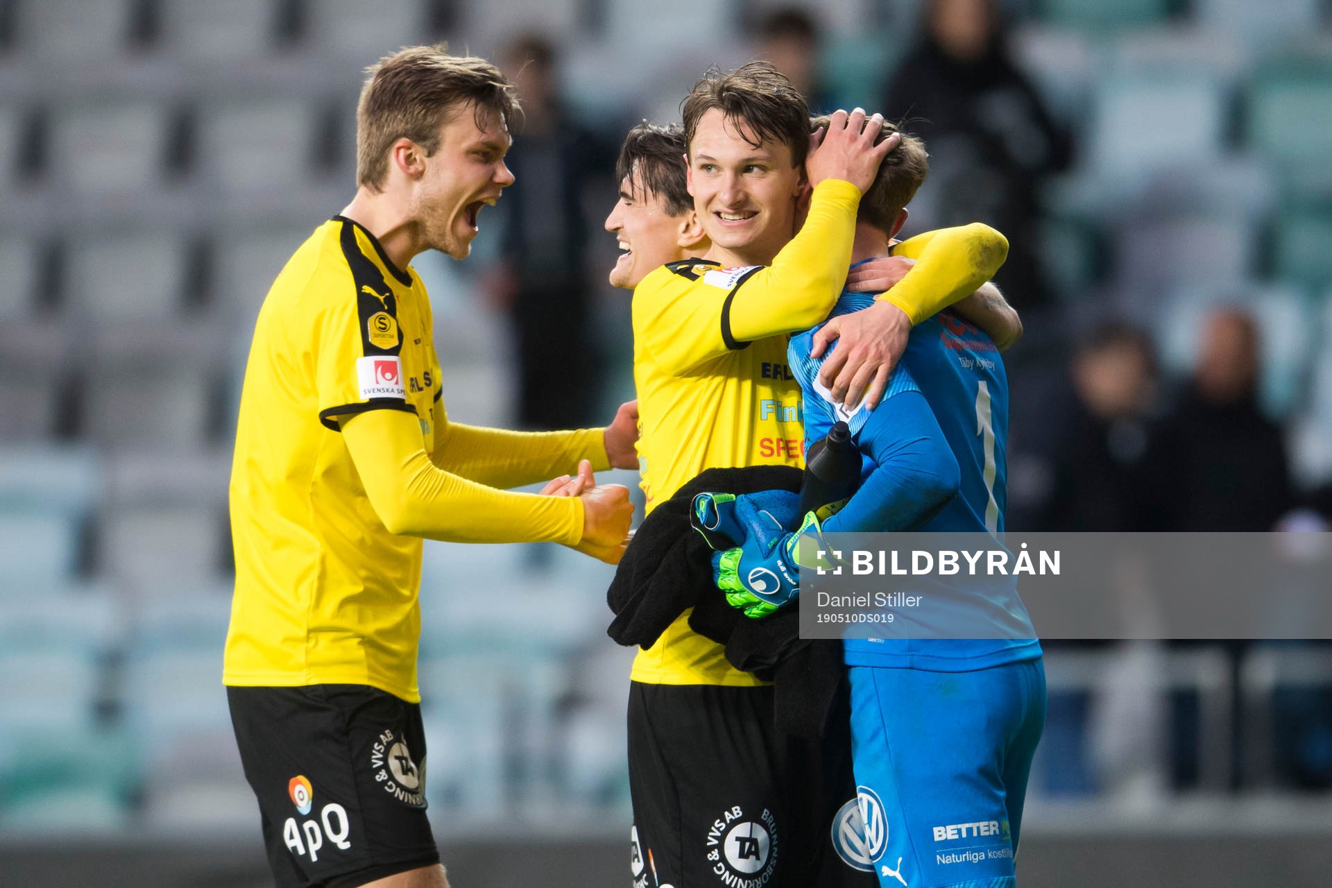 Frejs Hjalmar Ekdal som gjorde matchens enda mål kramar om