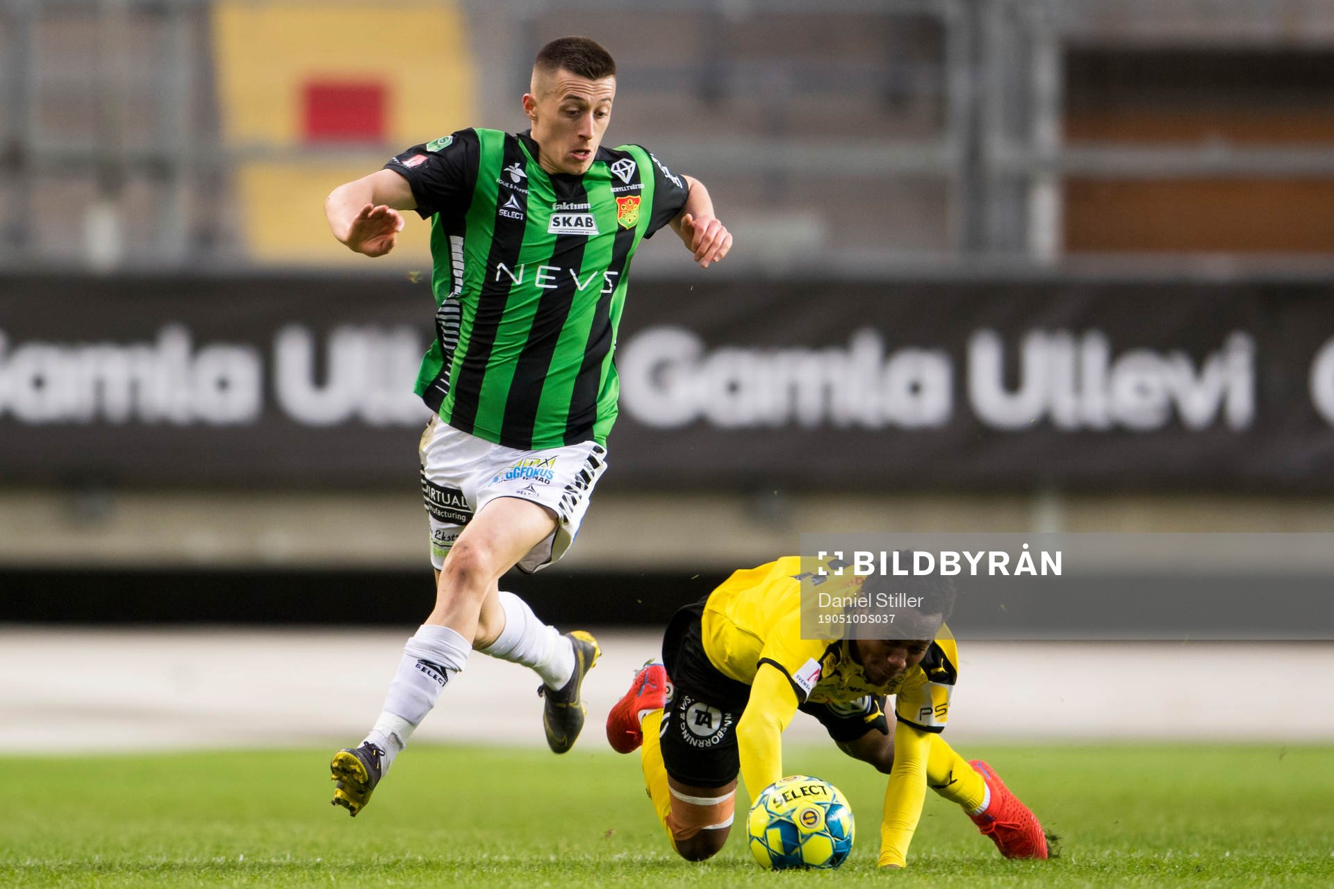 GAIS Leonard Pllana och Frejs Abdul Halik Hudu  under fotbollsmatchen i Superettan mellan Gais och Frej den 10 maj i Göteborg.