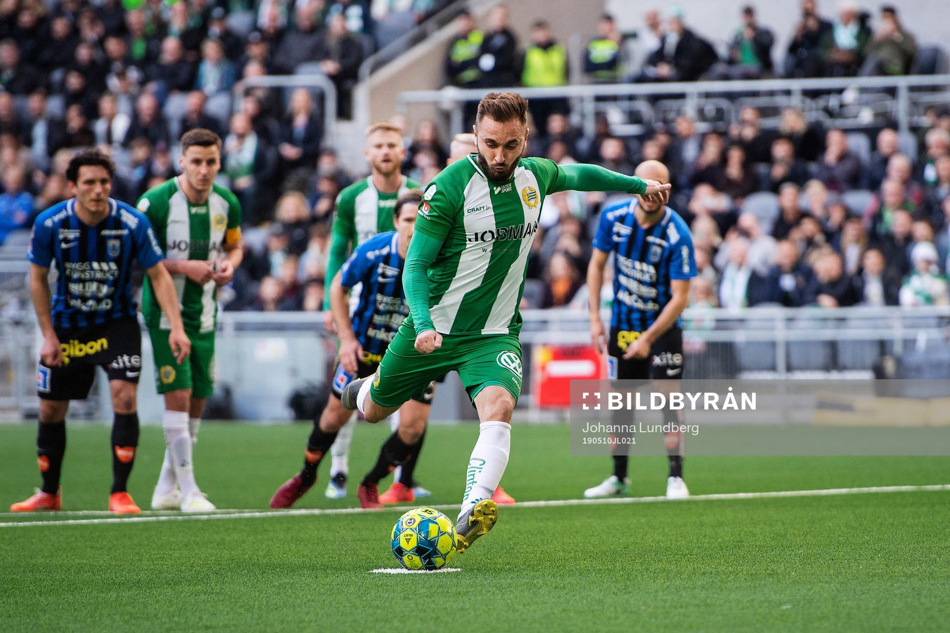 Hammarbys Muamer Tankovic lägger en straff