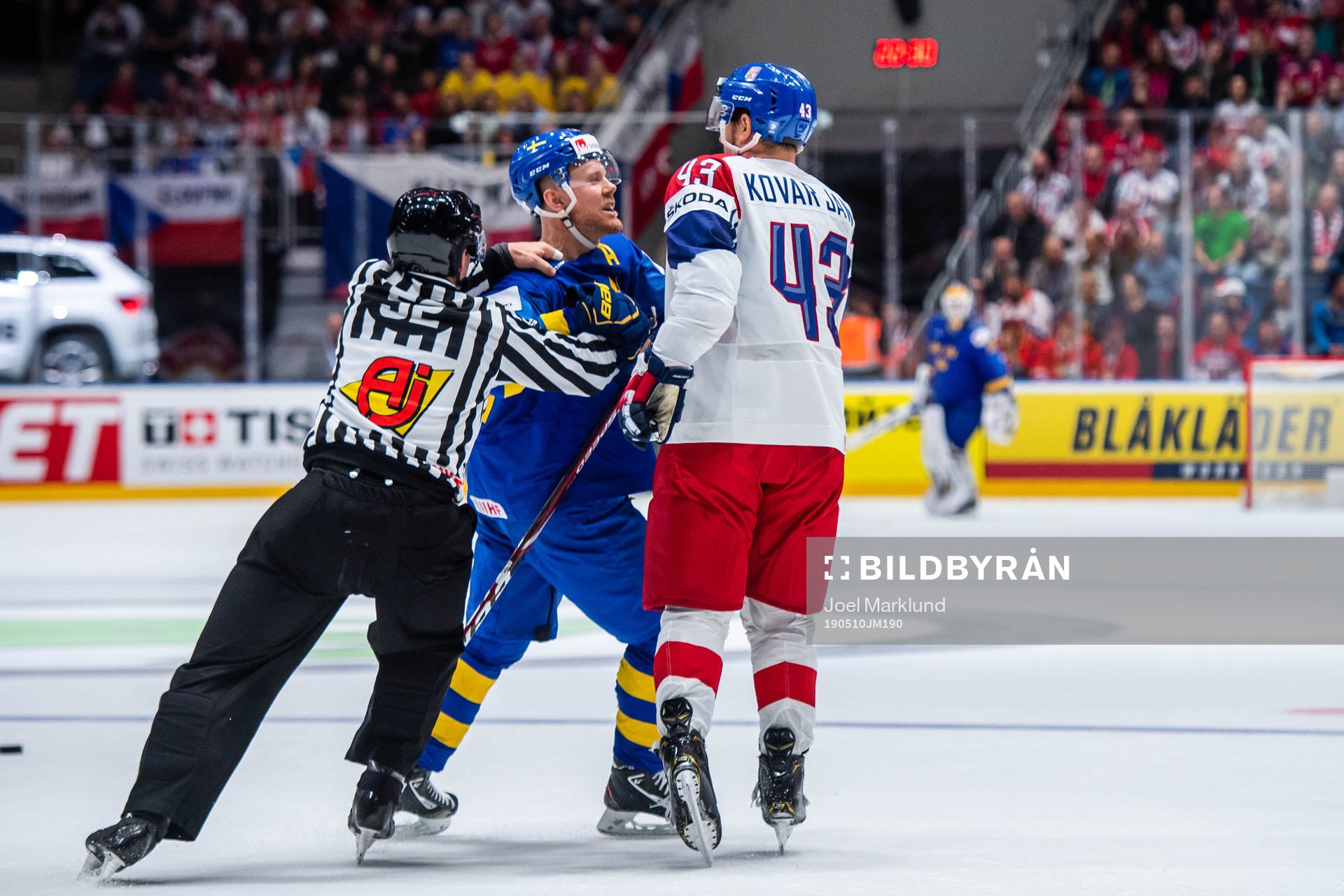 Patric Hörnqvist of Sweden and Jan Kovar of Czech Republic