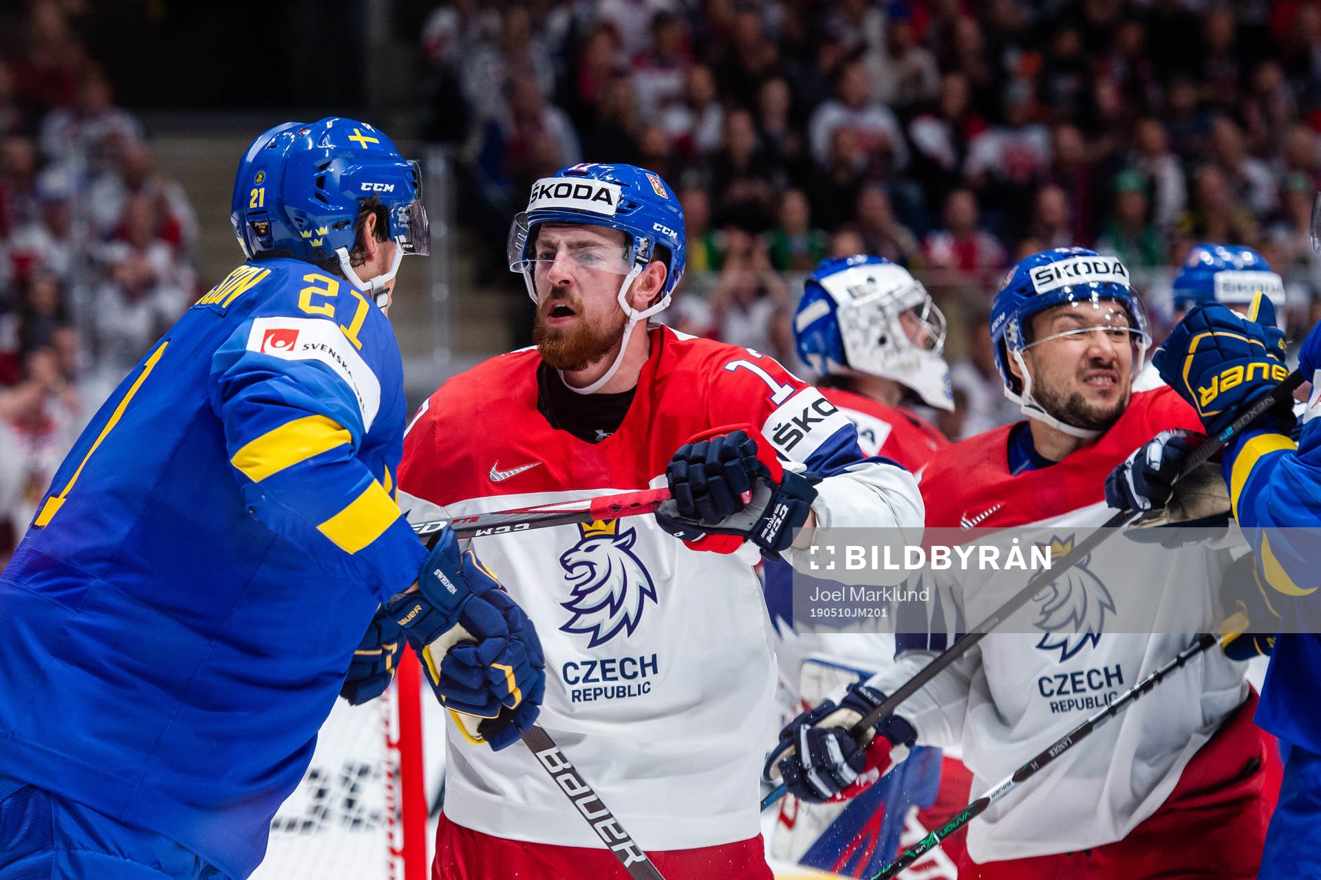 Loui Eriksson of Sweden fights Michal Moravcik of Czech