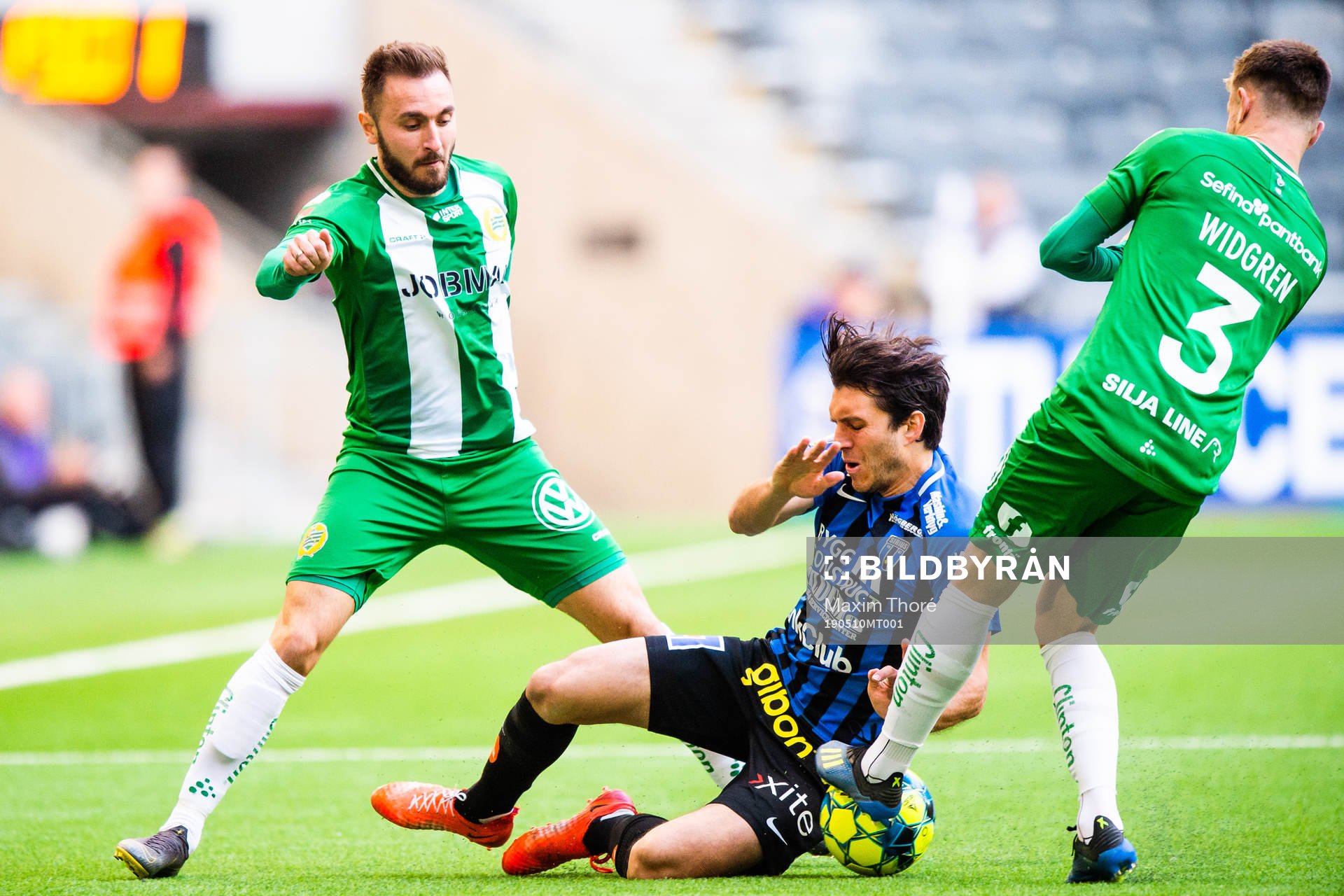 Hammarbys Muamer Tankovic och Dennis Widgren i en kamp mot Sirius Ian Sirelius under fotbollsmatchen i Allsvenskan mellan Hammarby och Sirius den 10 maj 2019 i Stockholm.