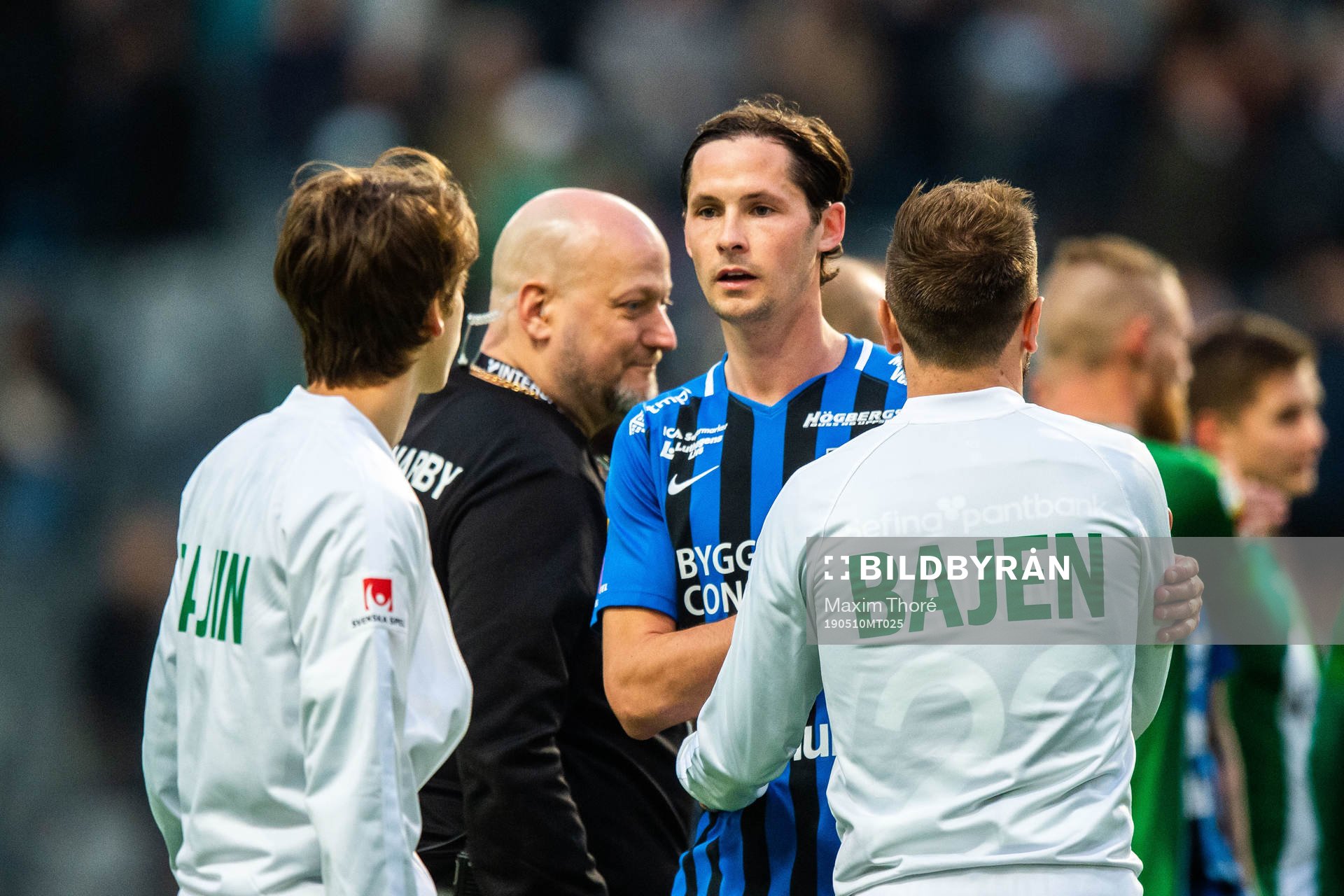 Sirius Philip Haglund kramas om av Hammarbys Muamer Tankovic