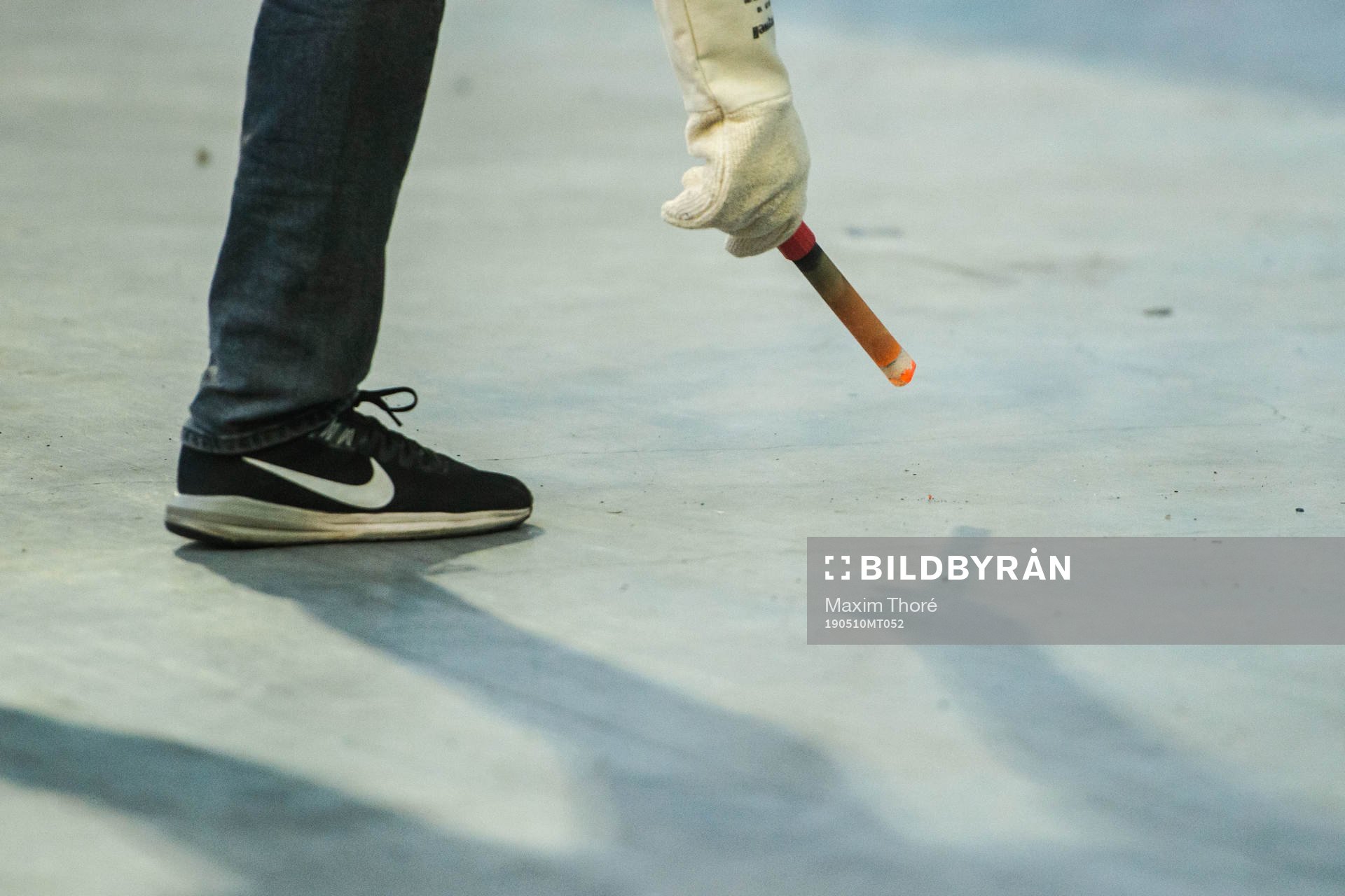 En publikvärd plockar en bränd bengal