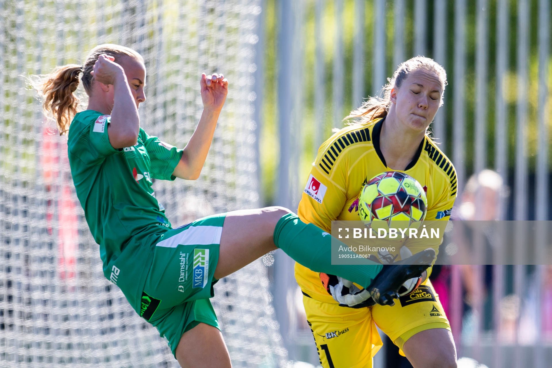 Rosengårds Ebba Wieder framför Limhamn Bunkeflos målvakt