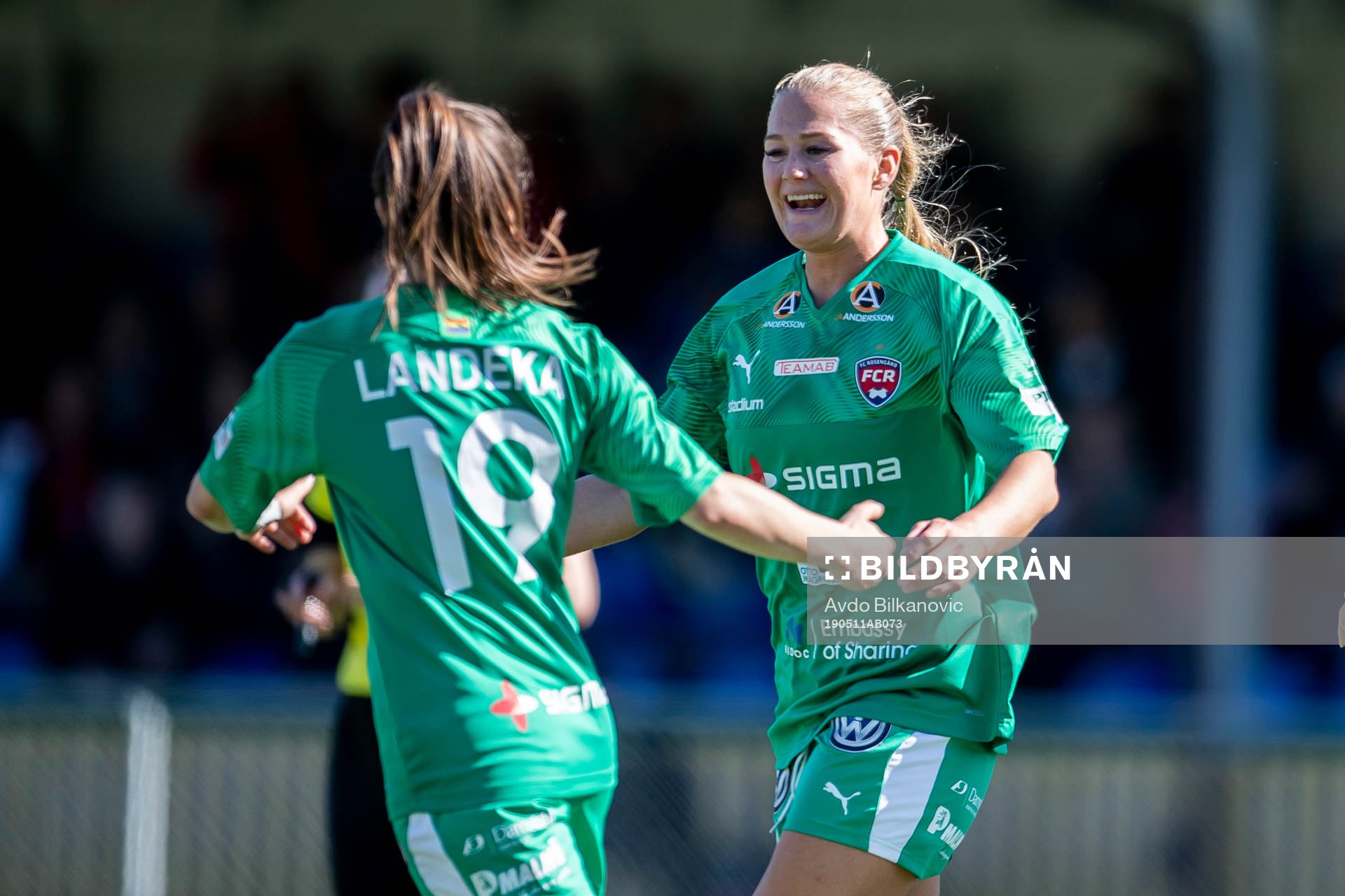 Rosengårds Lisa-Marie Utland och Iva Landeka jublar