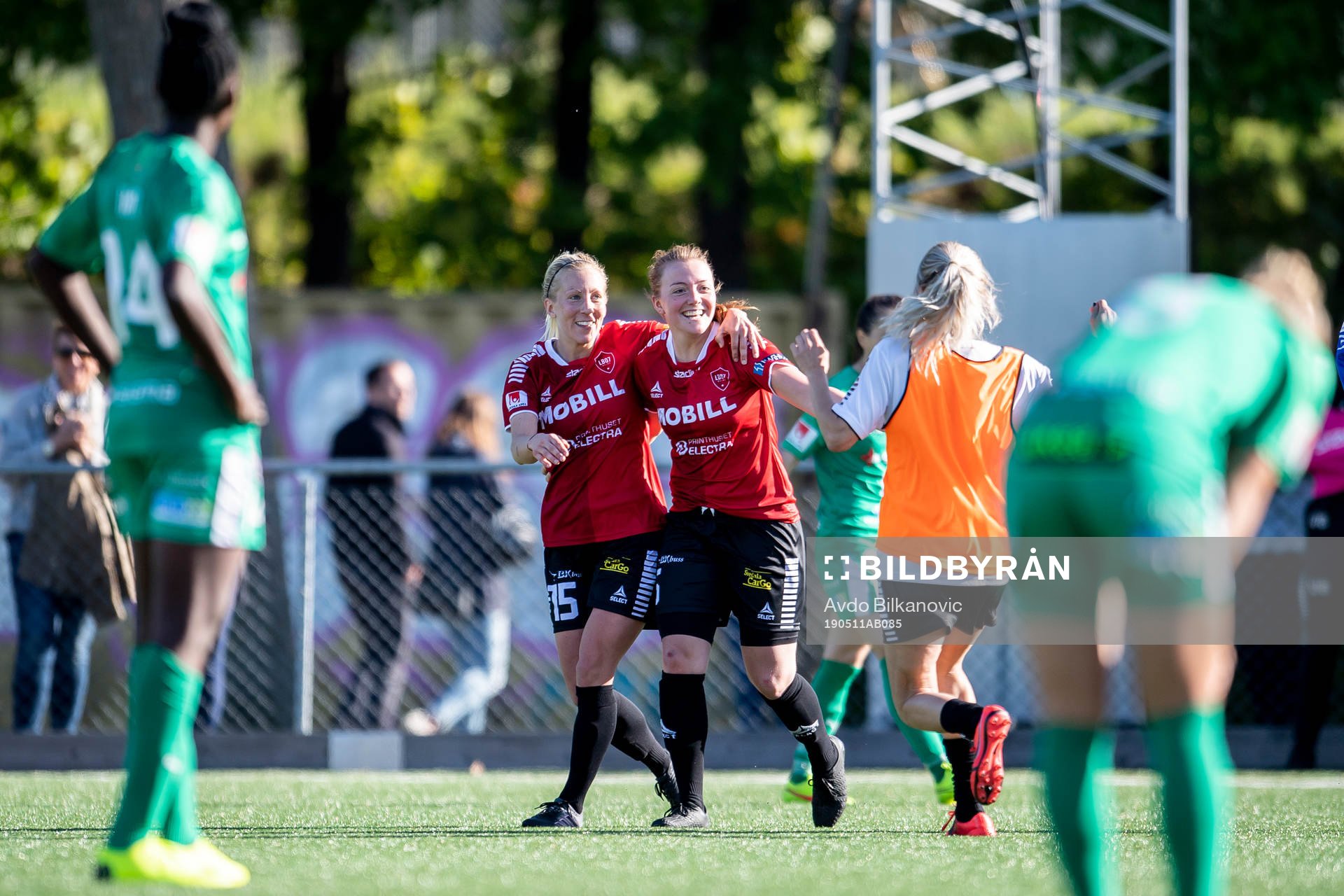Limhamn Bunkeflos Mia Persson och Andrea Thorisson jublar