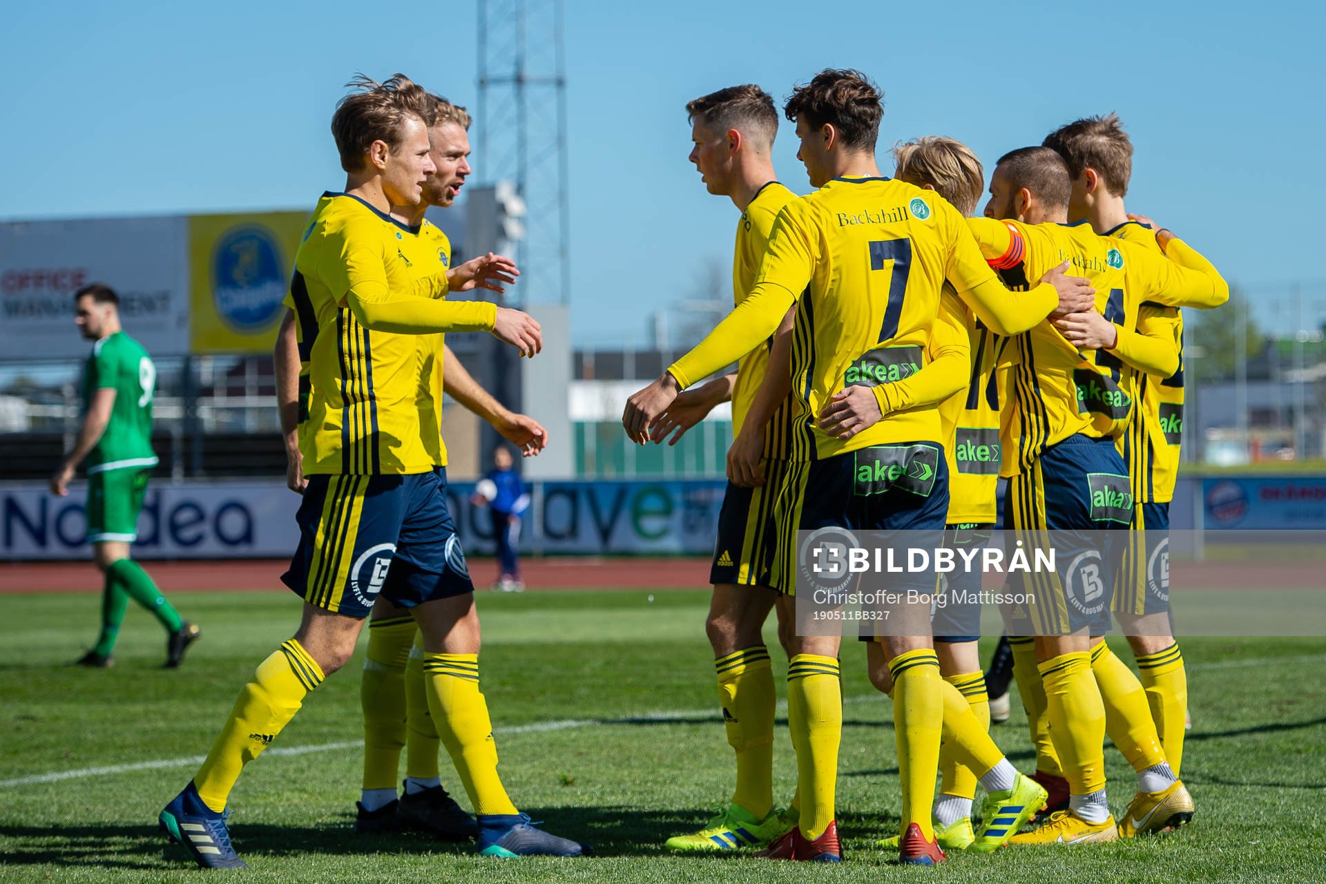 Ängelholms spelare jublar efter Alexander Engholms 1-0 mål under fotbollsmatchen i Division 2 Västra Götaland mellan Ängelholm och Prespa Birlik den 11 maj 2019 i Ängelholm.