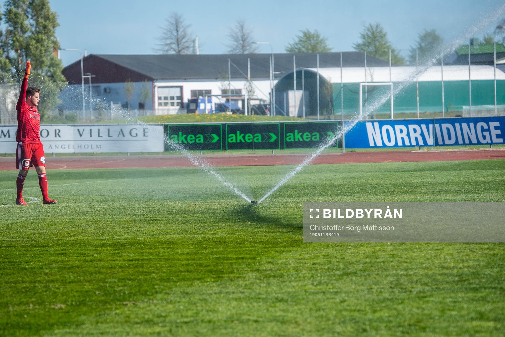 Ängelholms målvakt Robin Streifert ser vattenspridaren