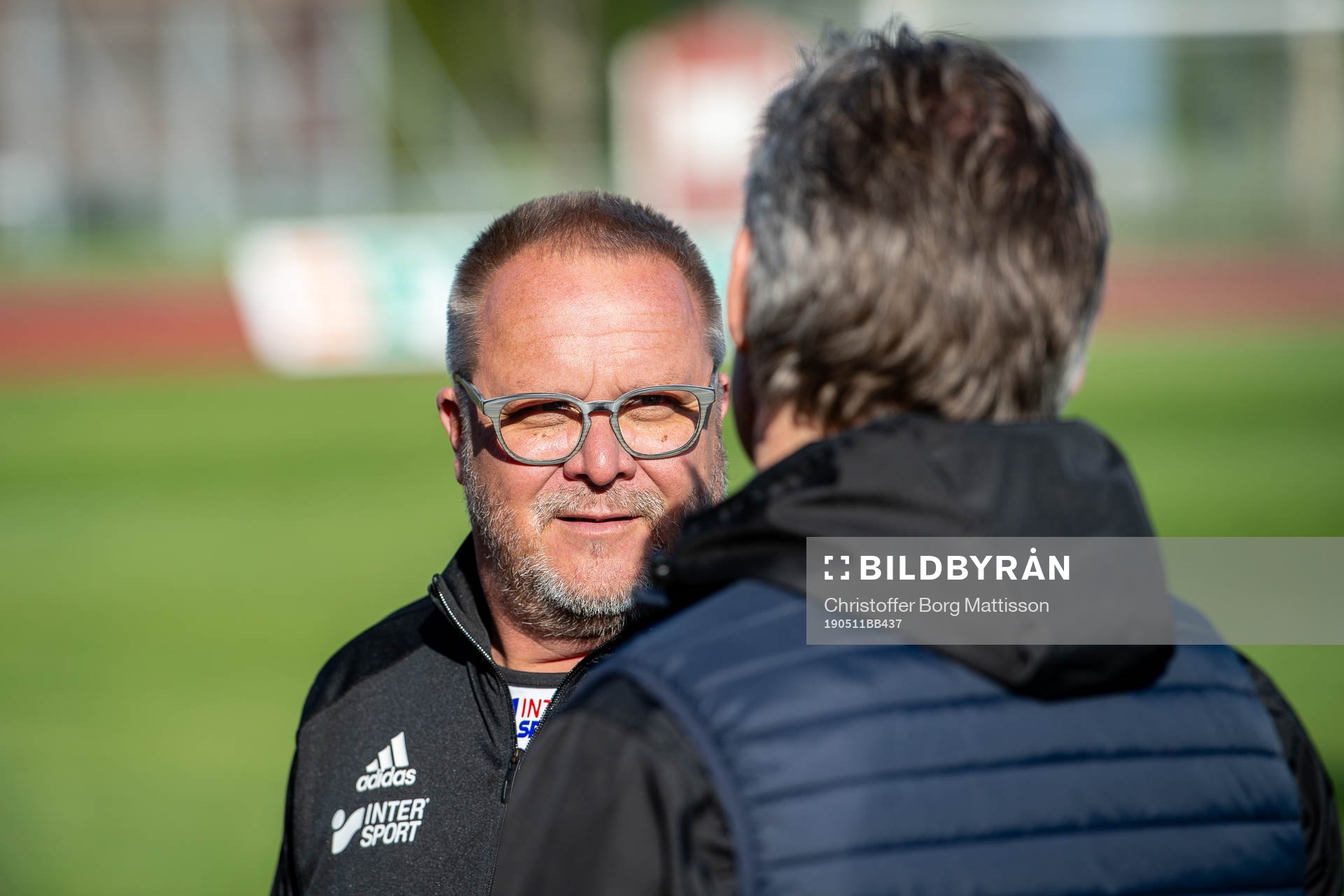 Ängelholms tränare Roar Hansen i samtal med supporter