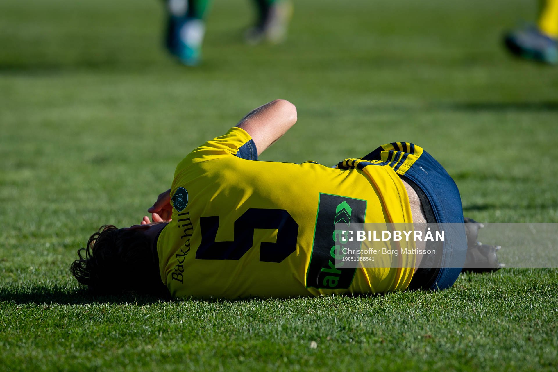 Ängelholms Marcus Eriksson har ont under fotbollsmatchen i Division 2 Västra Götaland mellan Ängelholm och Prespa Birlik den 11 maj 2019 i Ängelholm.