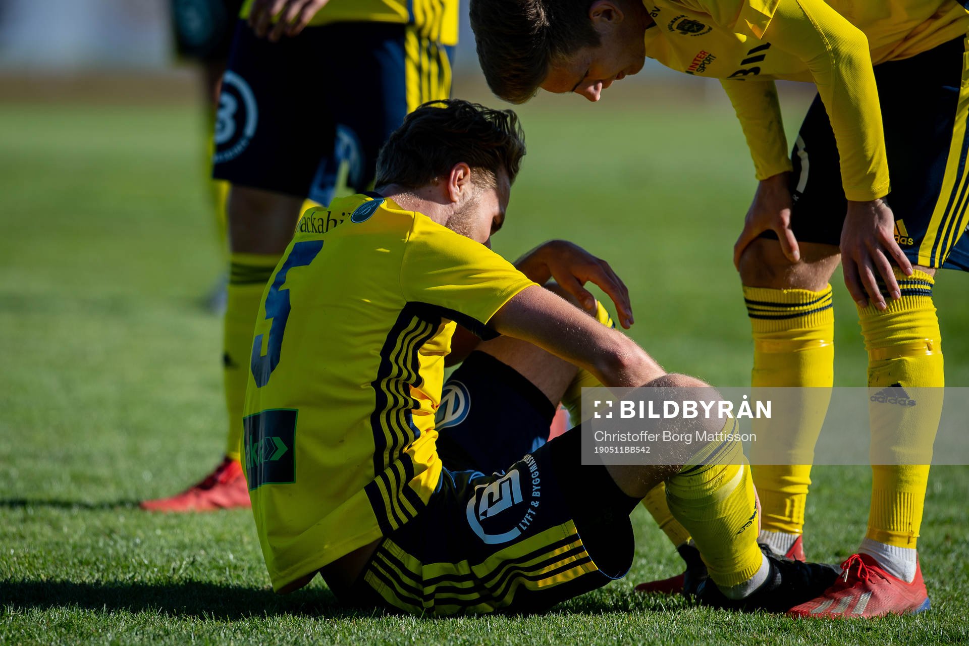 Ängelholms Marcus Eriksson har ont under fotbollsmatchen i Division 2 Västra Götaland mellan Ängelholm och Prespa Birlik den 11 maj 2019 i Ängelholm.