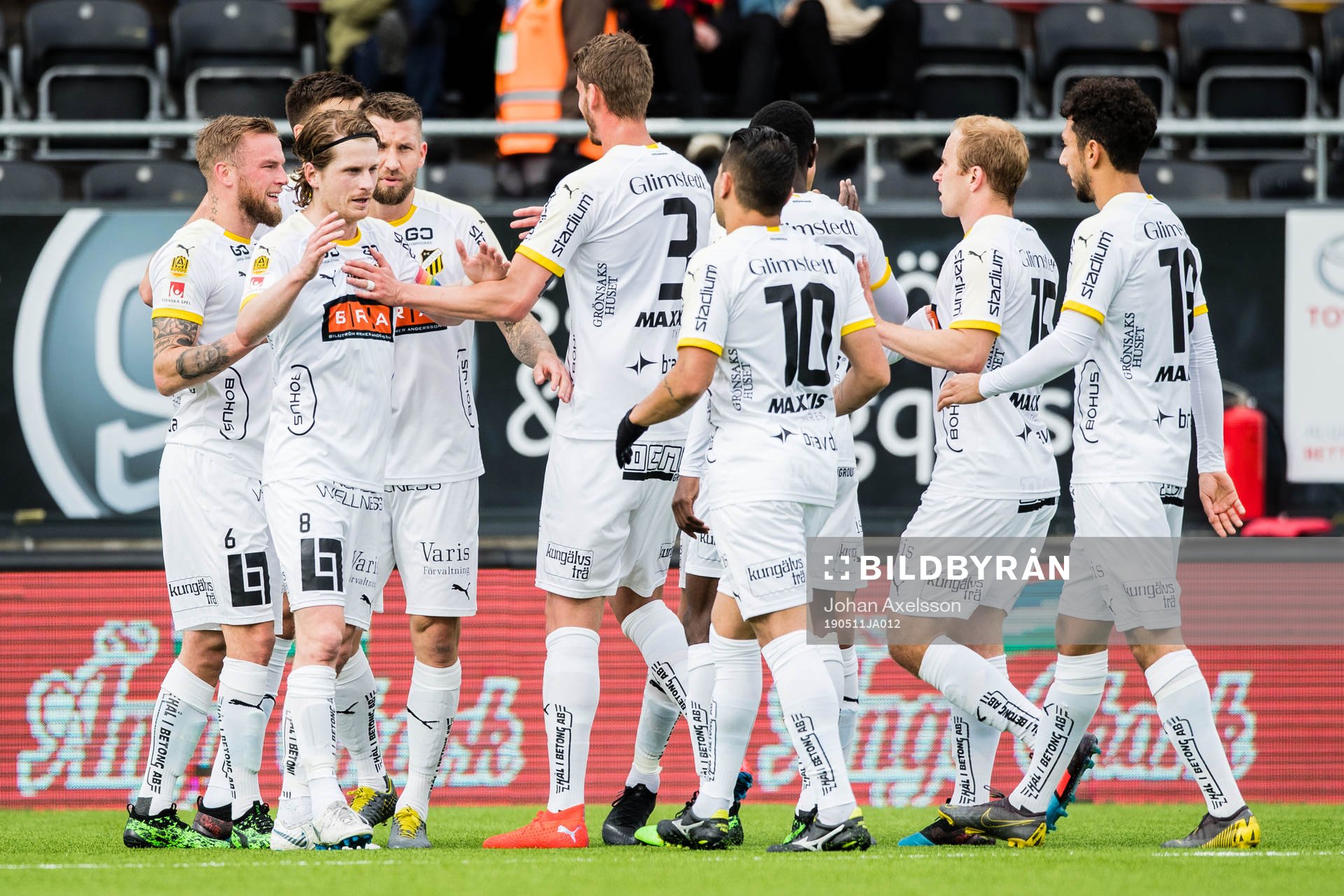 Häckens Alexander Jeremejeff jublar med lagkamrater