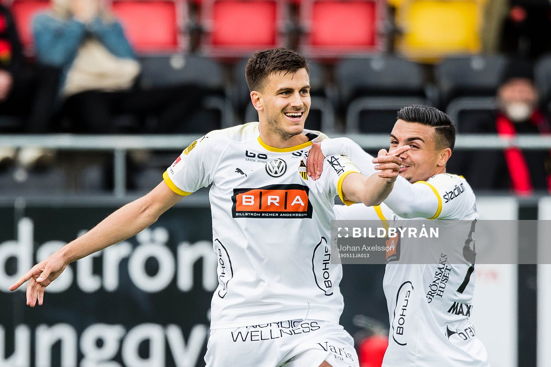 Häckens Alexander Jeremejeff och Ahmed Yasin jublar
