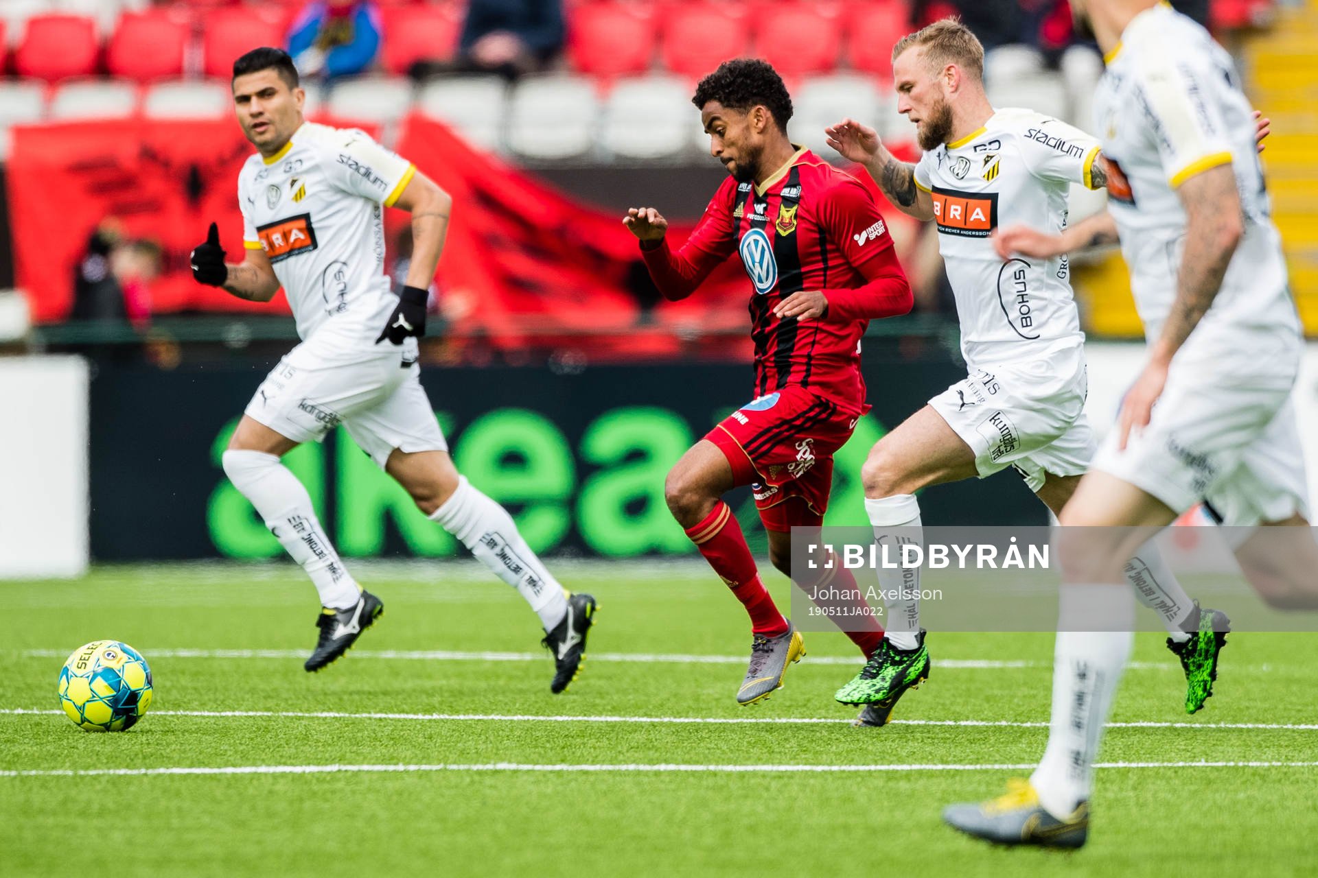 stersunds Tesfaldet Tekie och HĂ€ckens Alexander Faltsetas under fotbollsmatchen i Allsvenskan mellan Ăstersund och HĂ€cken den 11 Maj 2019 i Ăstersund.