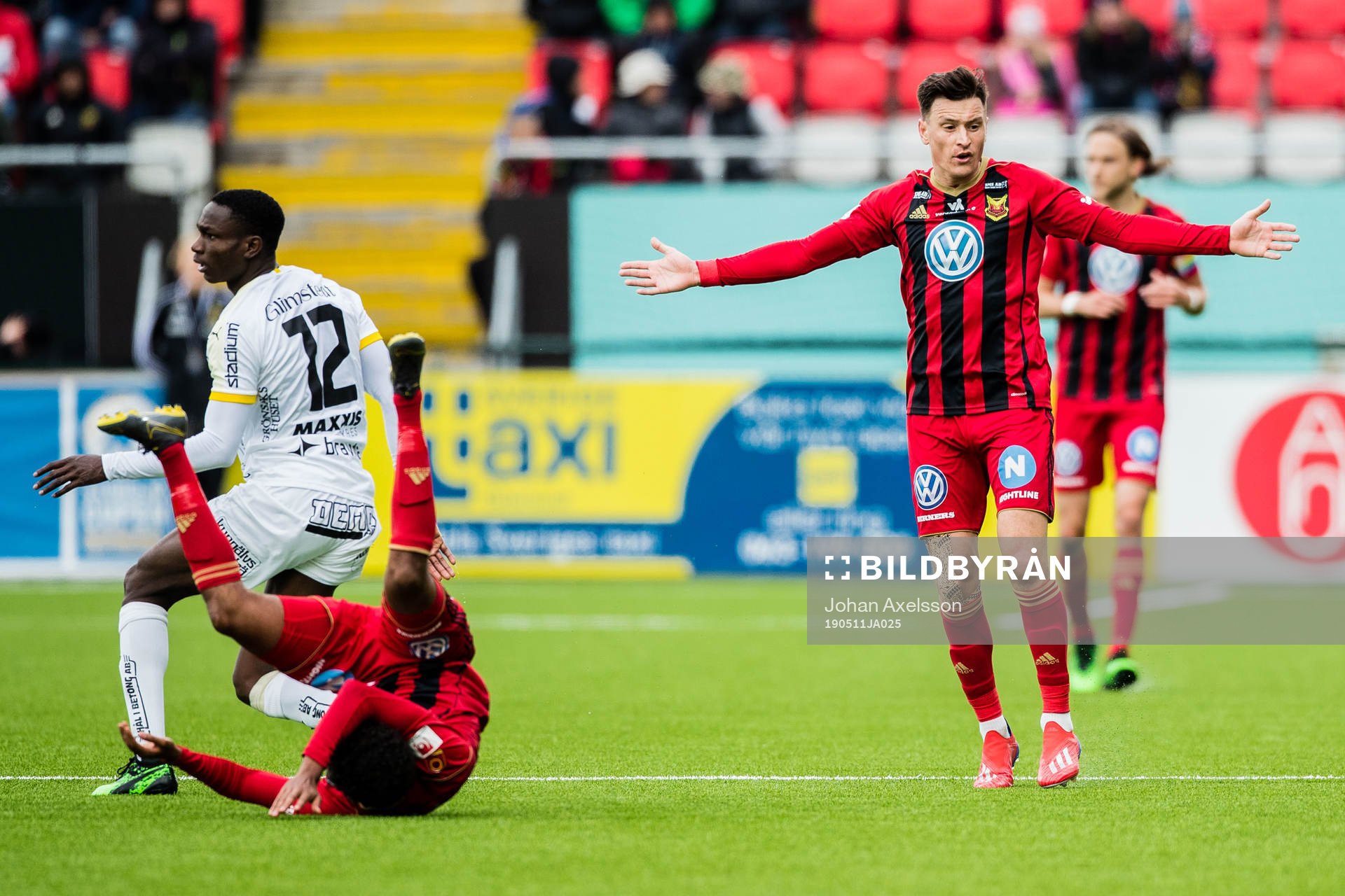 Östersunds Jamie Hopcutt reagerar på en tackling av Häckens Godswill Ekpolo och Östersunds Tesfaldet Tekie under fotbollsmatchen i Allsvenskan mellan Östersund och Häcken den 11 Maj 2019 i Östersund.