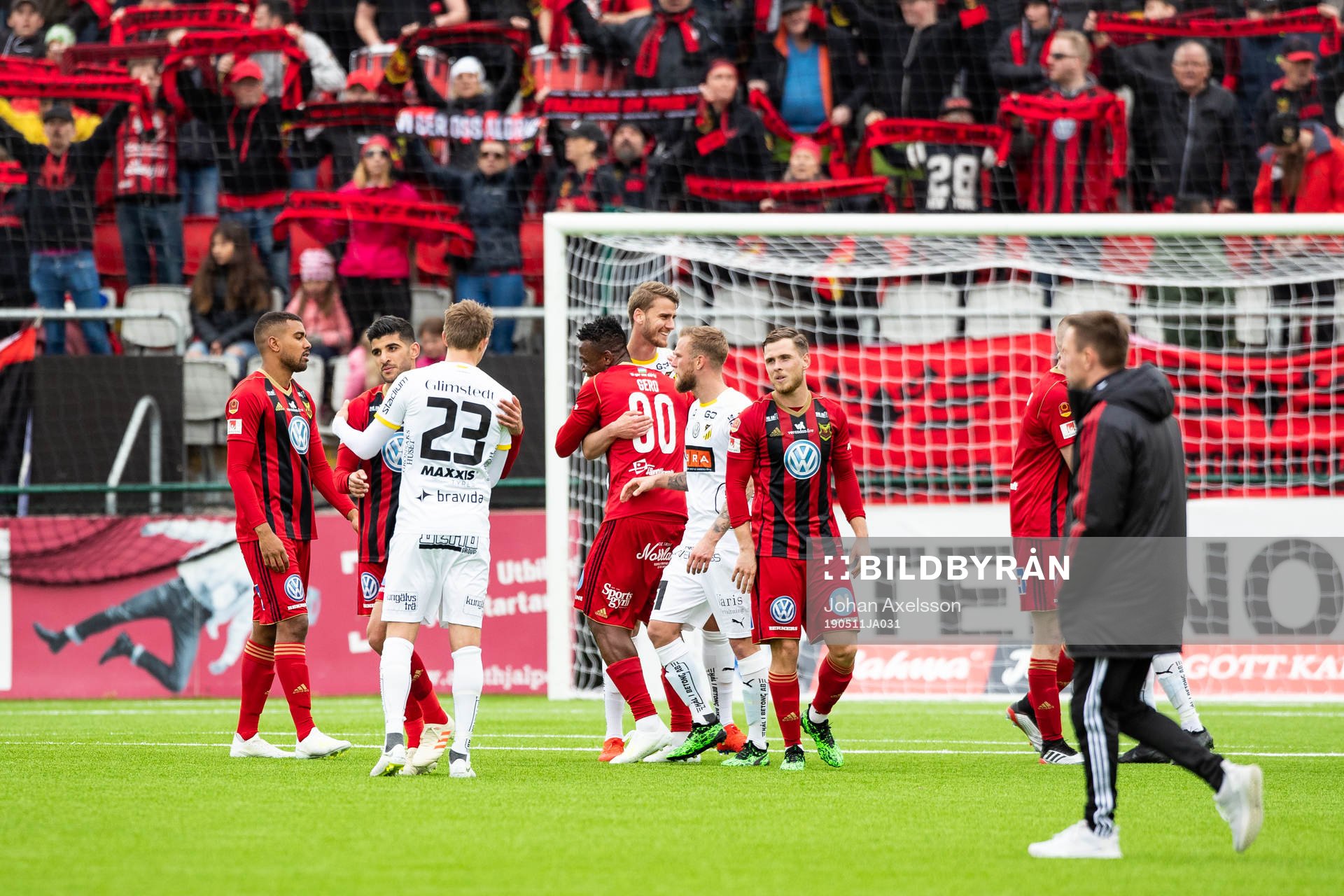 Häckens Viktor Lundberg och Östersunds Rewan Amin tackar