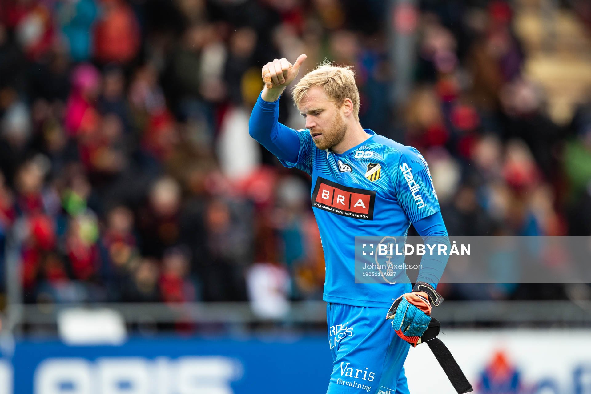 Häckens målvakt Peter Abrahamsson jublar med en tumme upp mot publiken efter fotbollsmatchen i Allsvenskan mellan Östersund och Häcken den 11 Maj 2019 i Östersund.