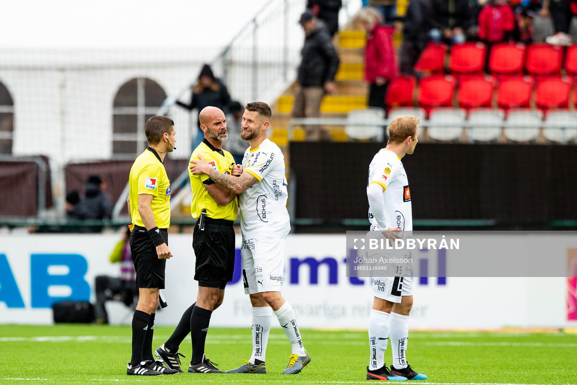 huvuddomare Stefan Johannessontackas av Häckens Alexander