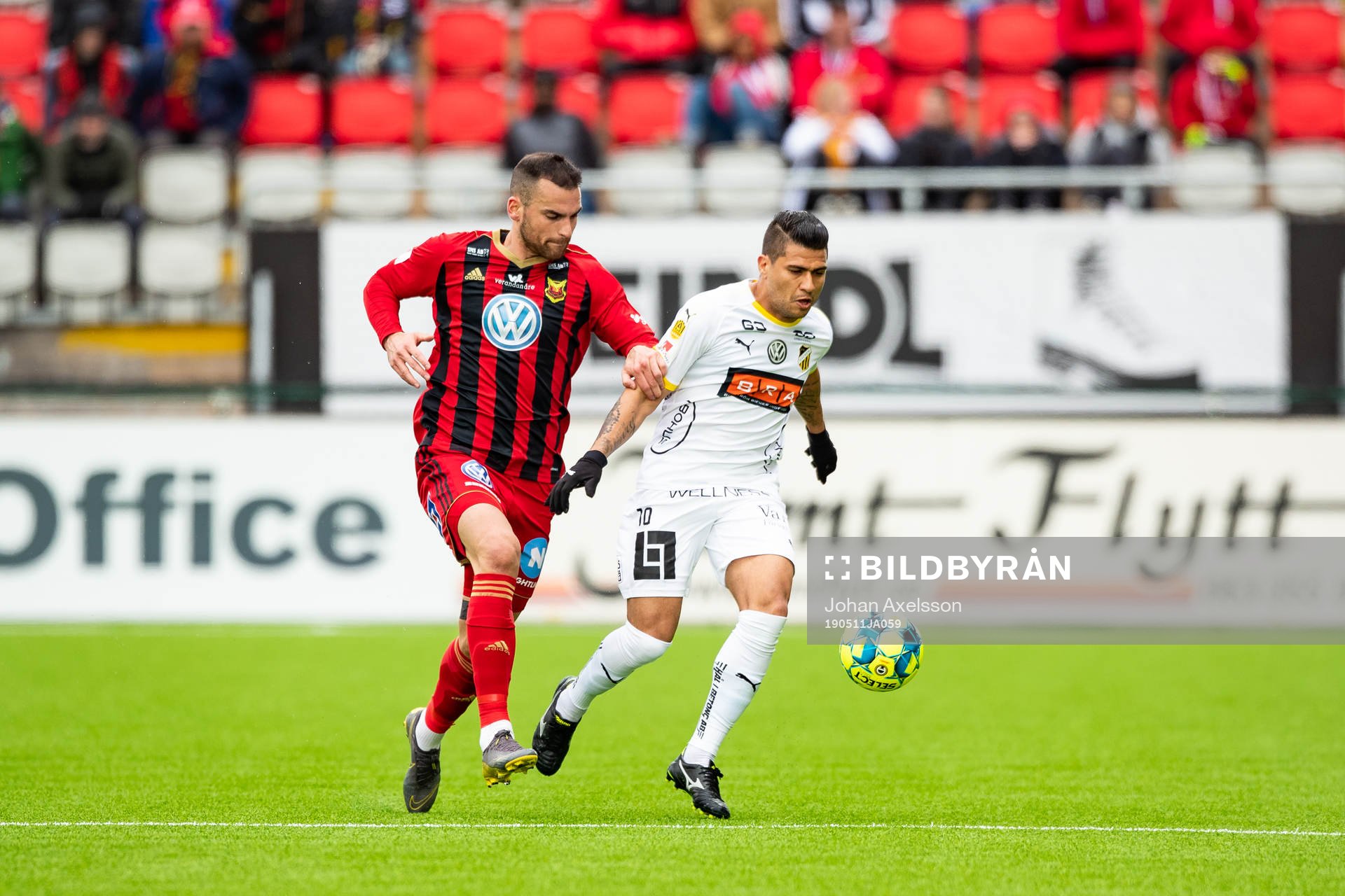 Östersunds Dino Islamovic i kamp med Häckens Paulinho under fotbollsmatchen i Allsvenskan mellan Östersund och Häcken den 11 Maj 2019 i Östersund.