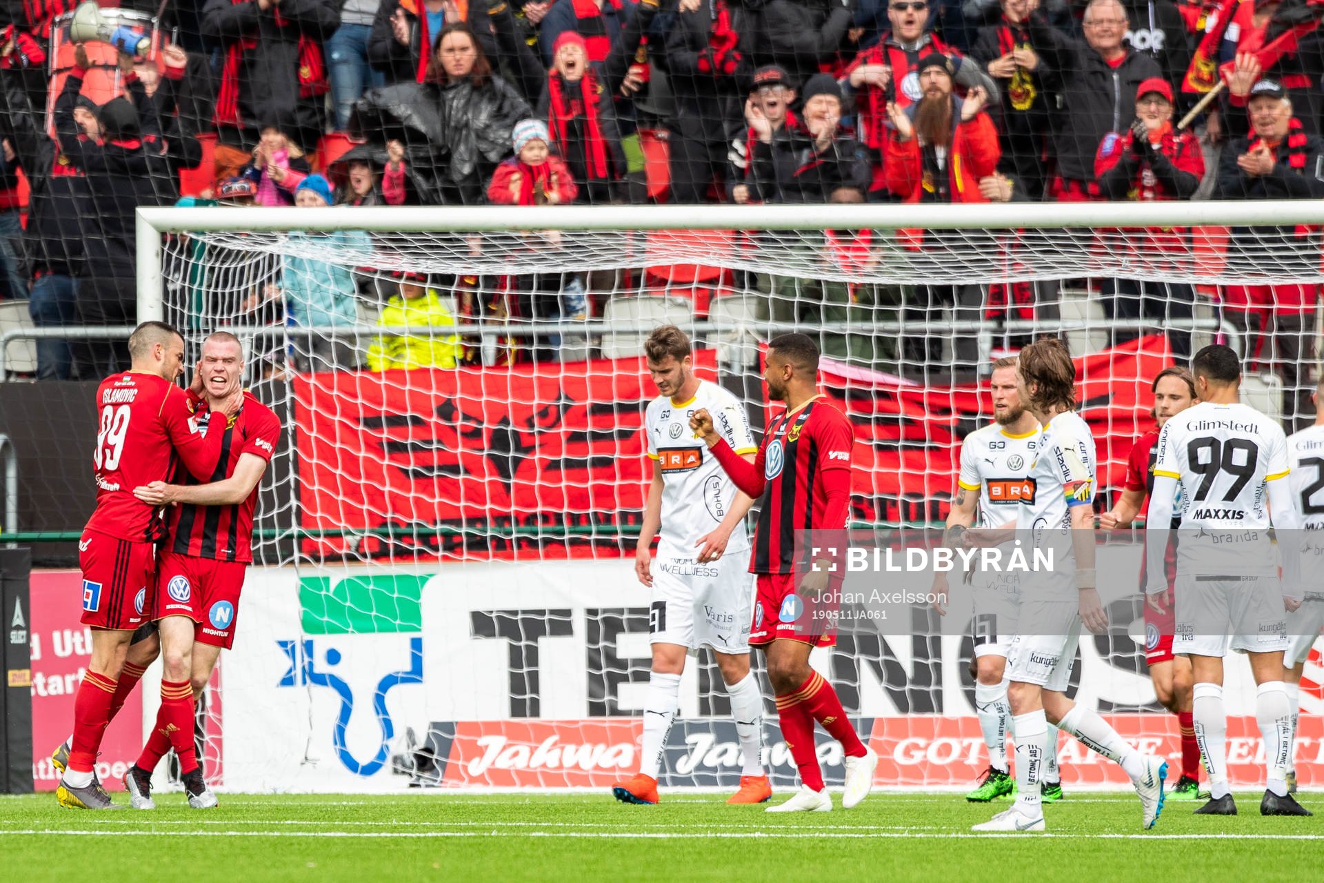 Östersunds Dino Islamovic jublar med Thomas Poppler