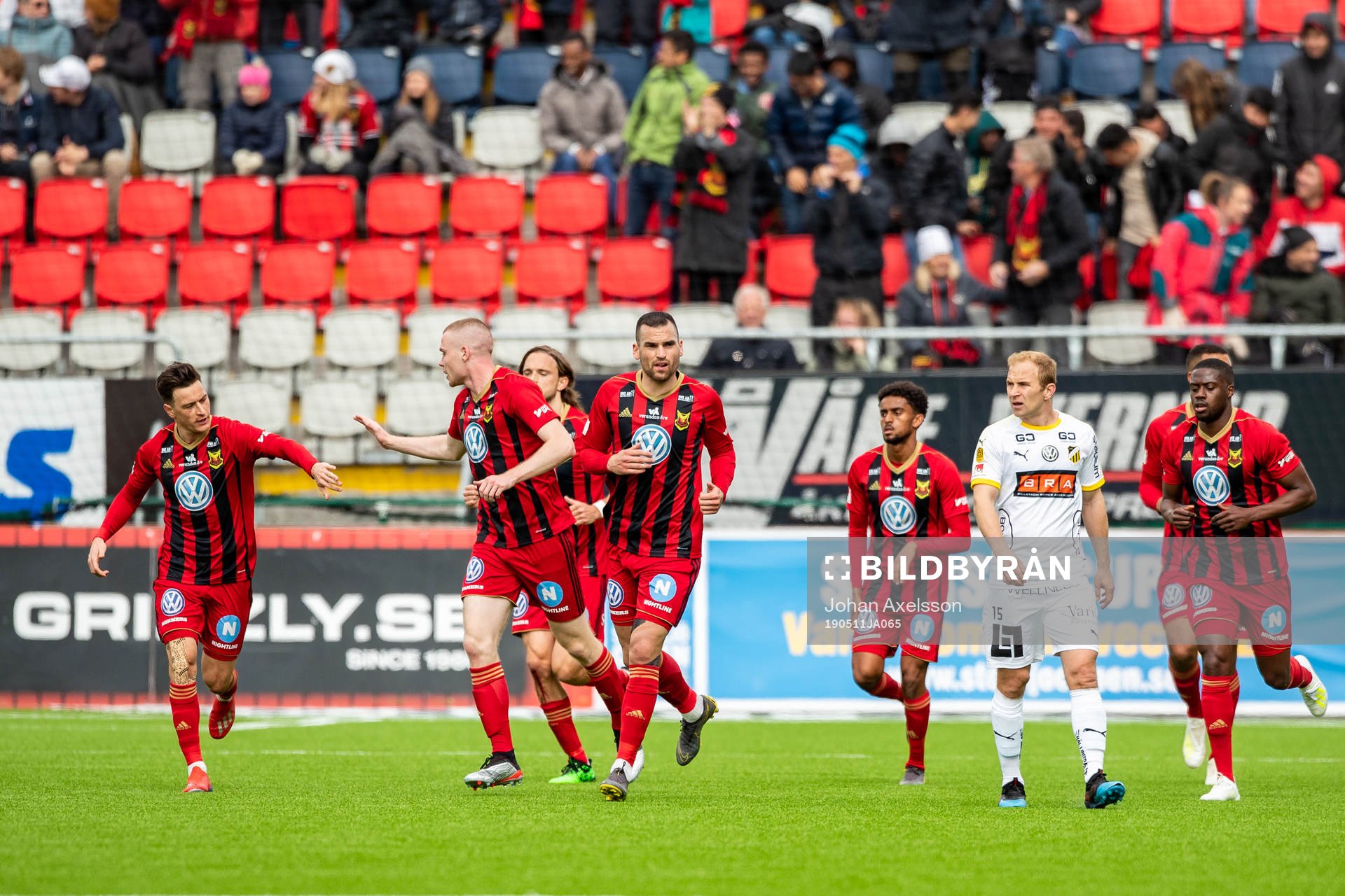 Östersunds Jamie Hopcutt jublar med Thomas Poppler