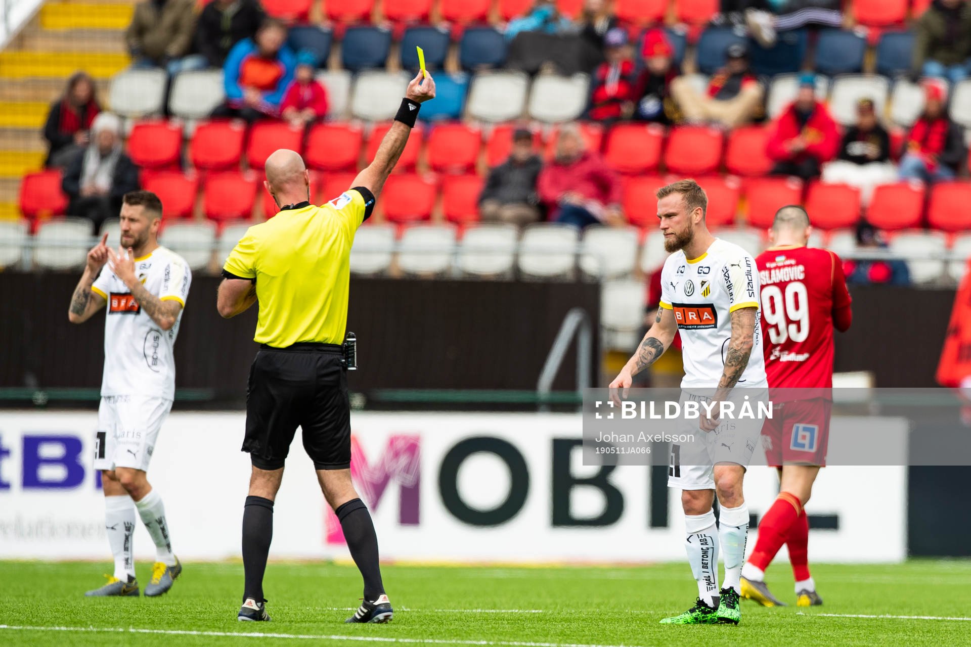 huvuddomare Stefan Johannesson visa gult kort till Häckens