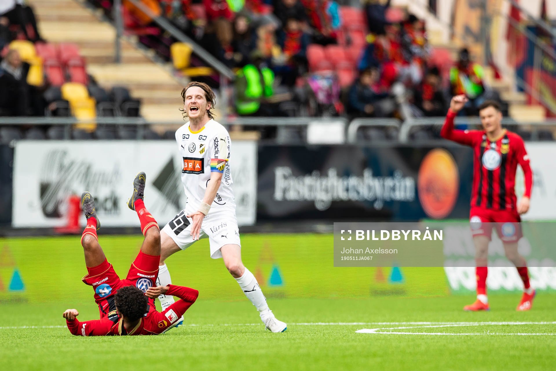 Häckens Erik Friberg reagerar efter att han har fällt Östersunds Tesfaldet Tekie under fotbollsmatchen i Allsvenskan mellan Östersund och Häcken den 11 Maj 2019 i Östersund.