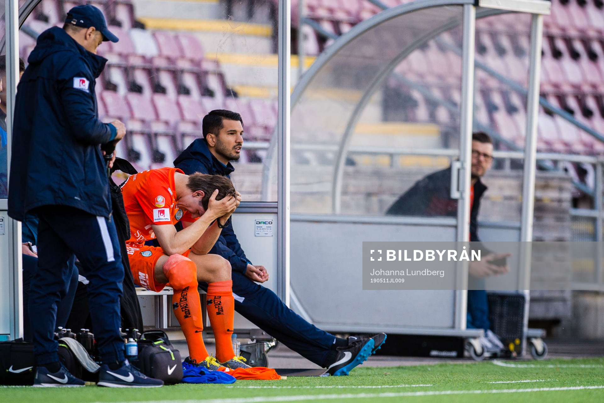 AFC Eskilstunas Adi Nalic deppar på bänken