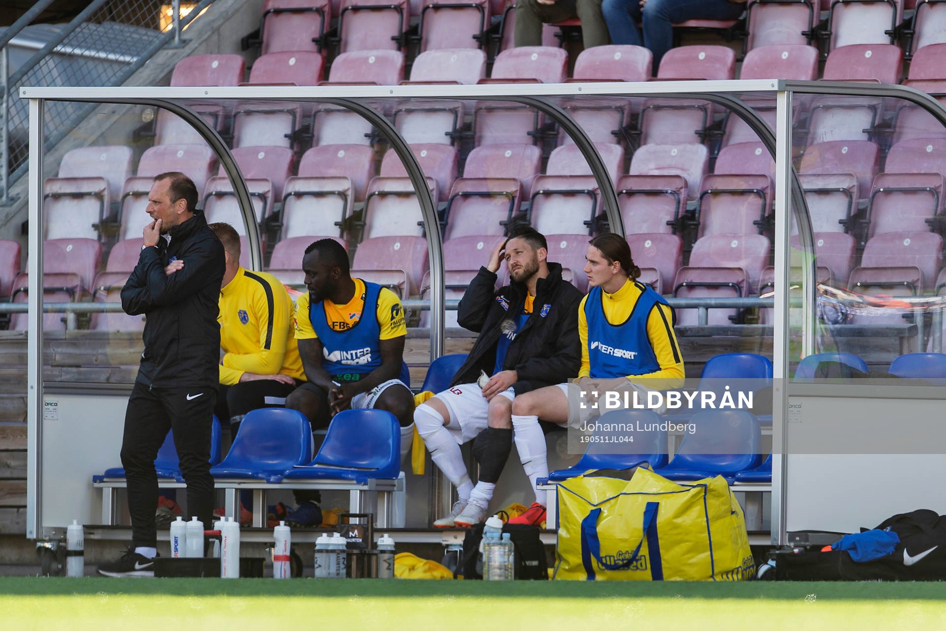 Falkenbergs Tibor Brink Joza sitter skadad på bänken