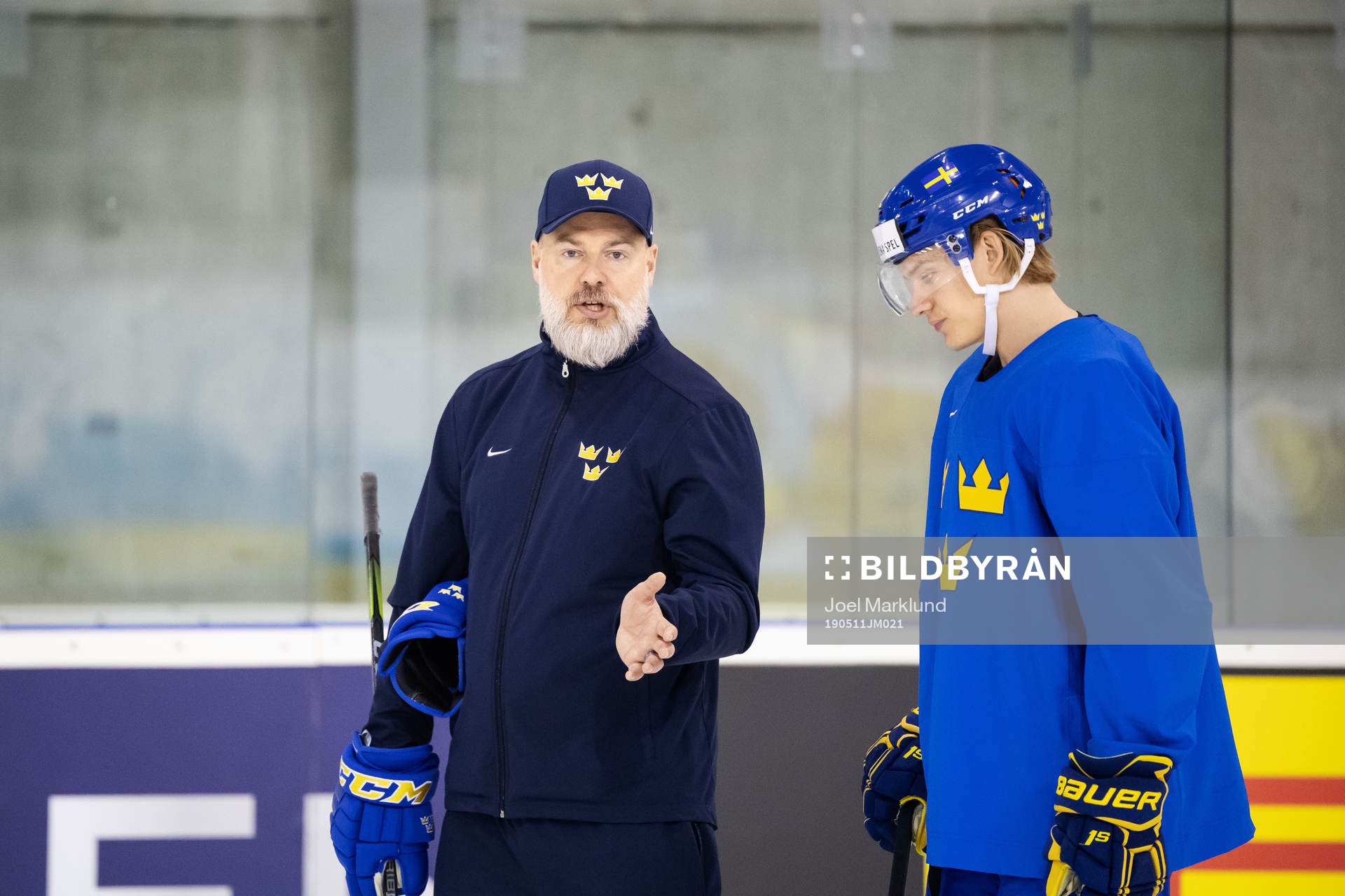 Head coach Rikard Grönborg and Oskar Lindblom of Sweden at