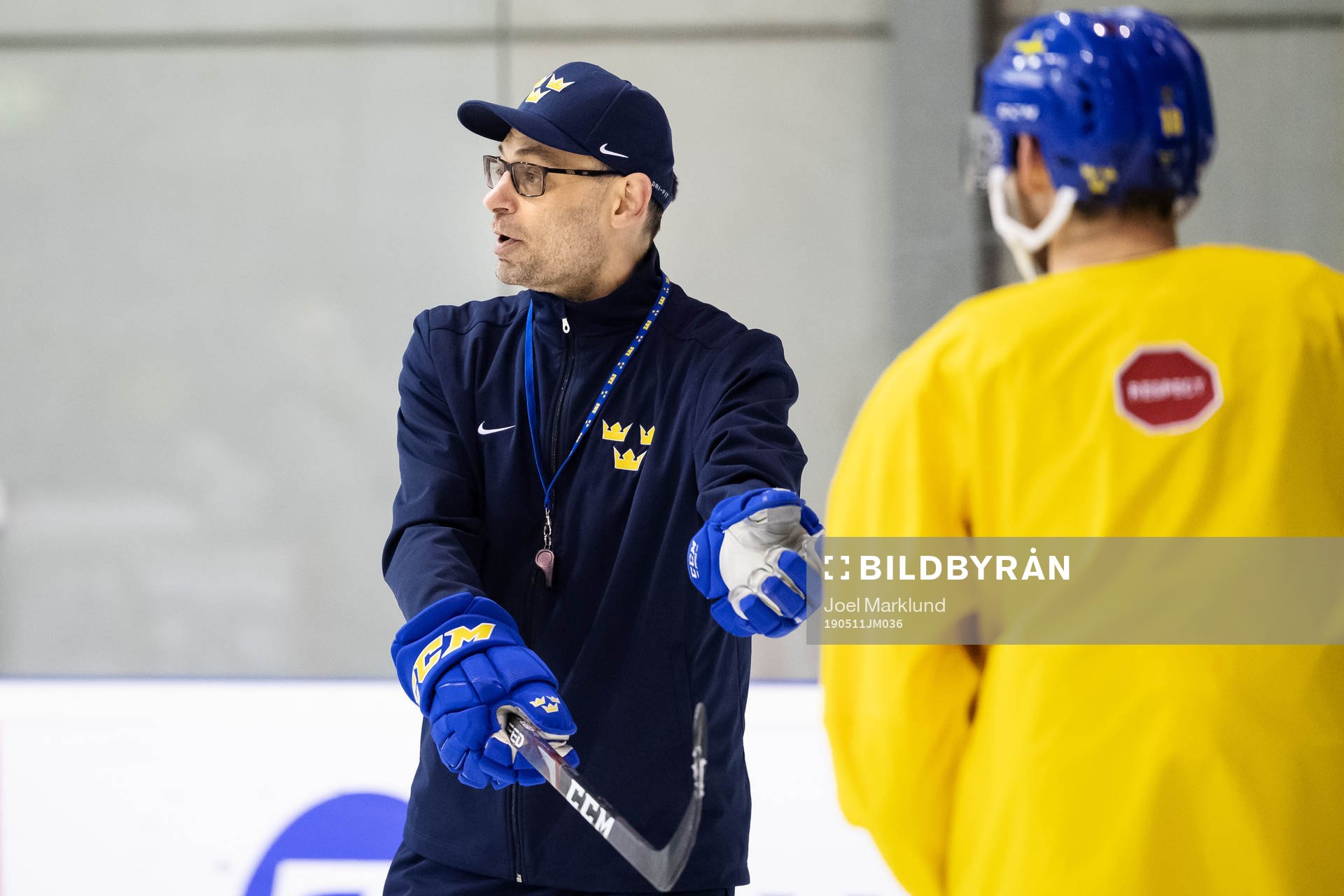Assistant coach Peter Popovic of Sweden at a practice