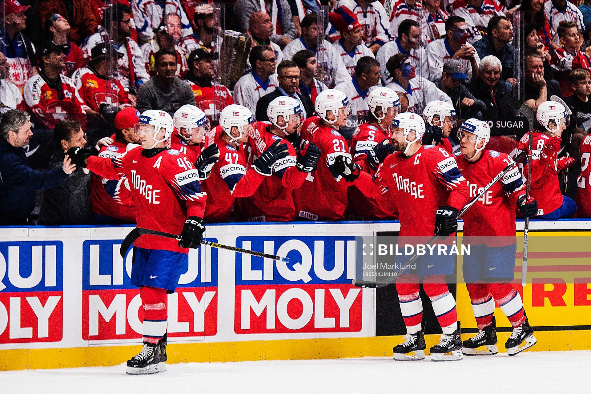 Players of Norway celebrates
