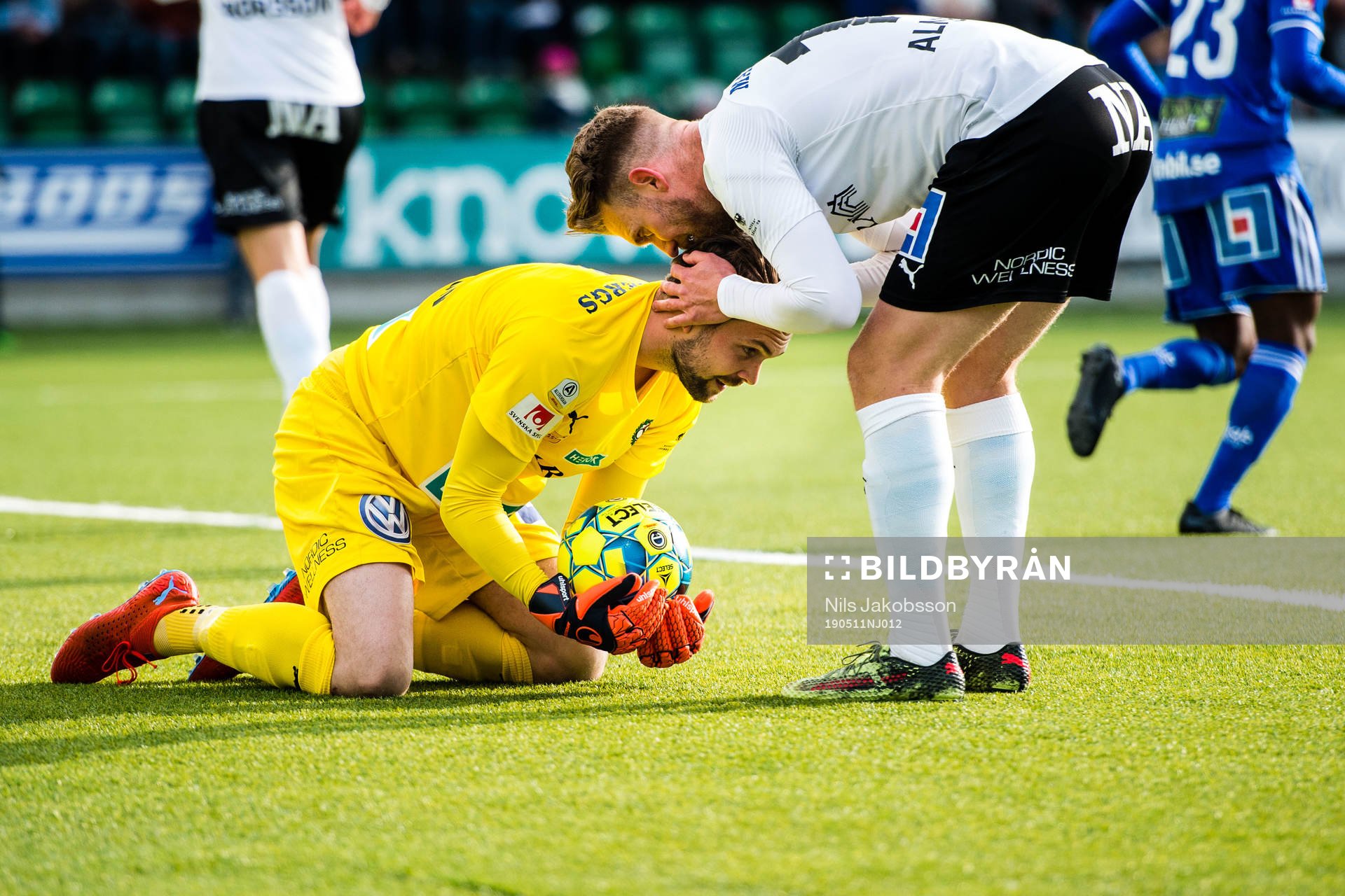 Örebros målvakt Oscar Jansson och  Michael Almebäck