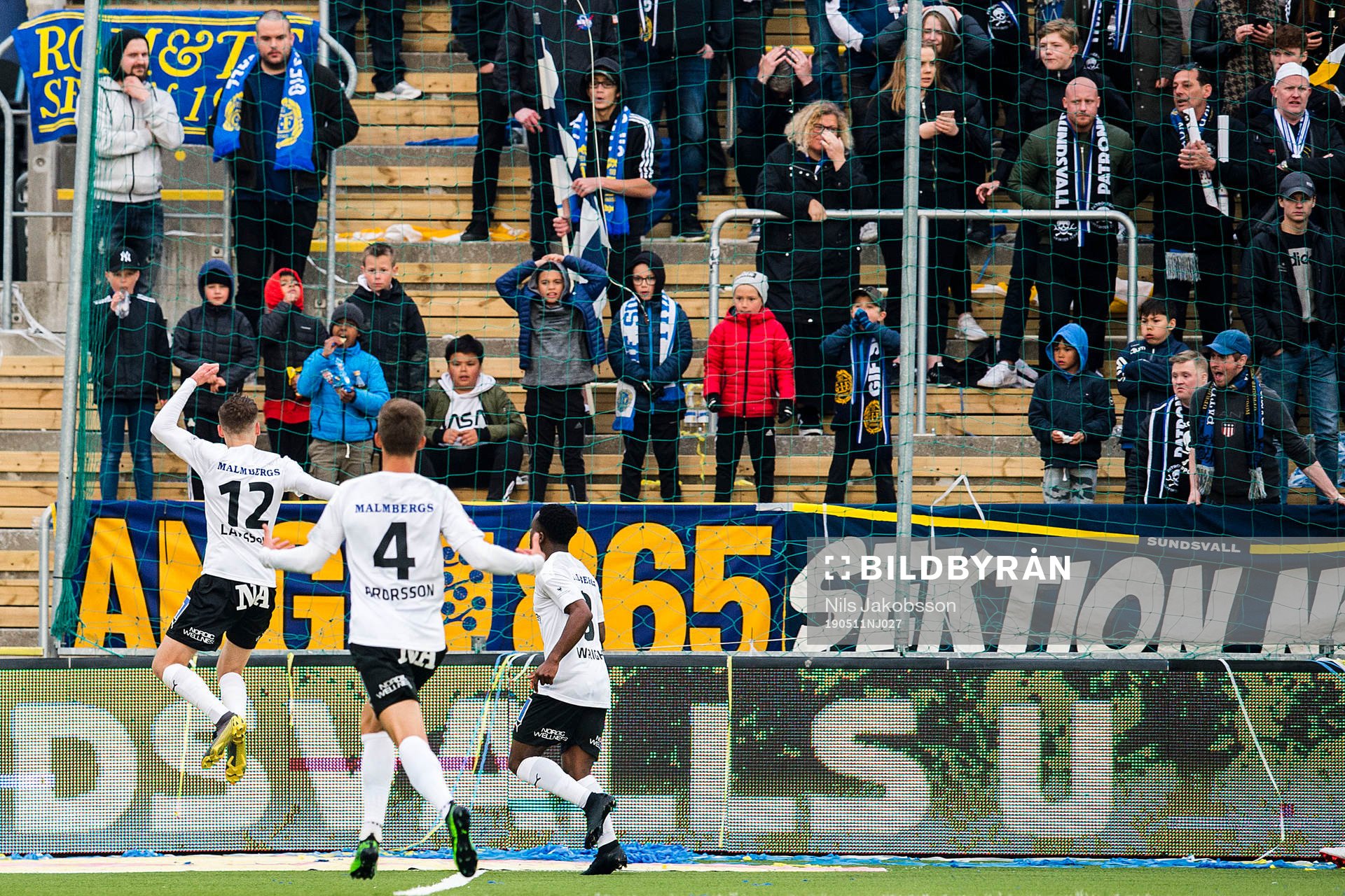 Örebros Jake Larsson jublar mot publiken