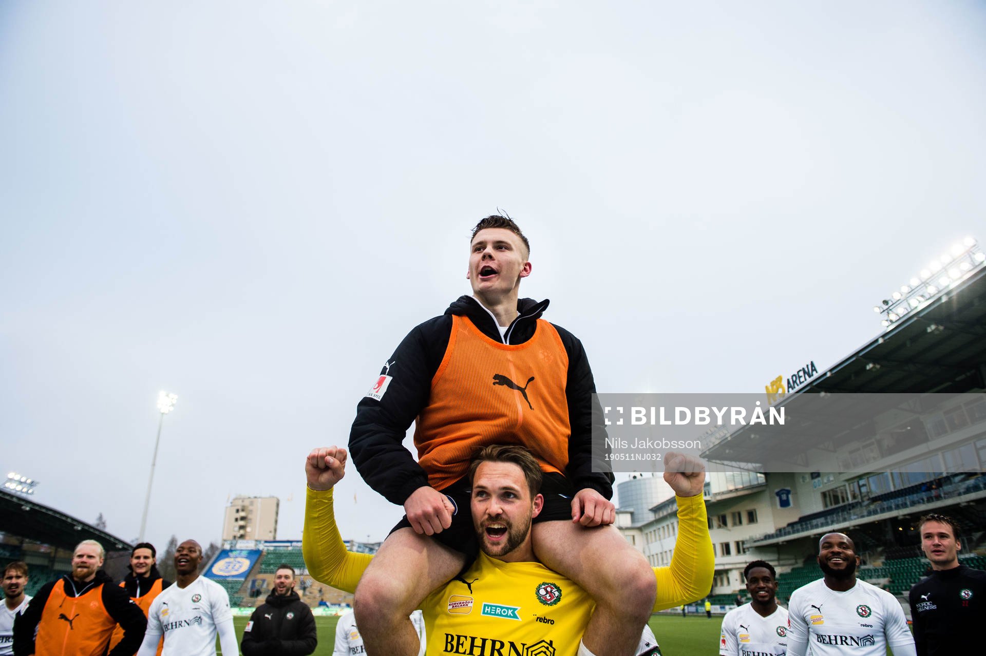 Örebros Jake Larsson och målvakt Oscar Jansson jublar