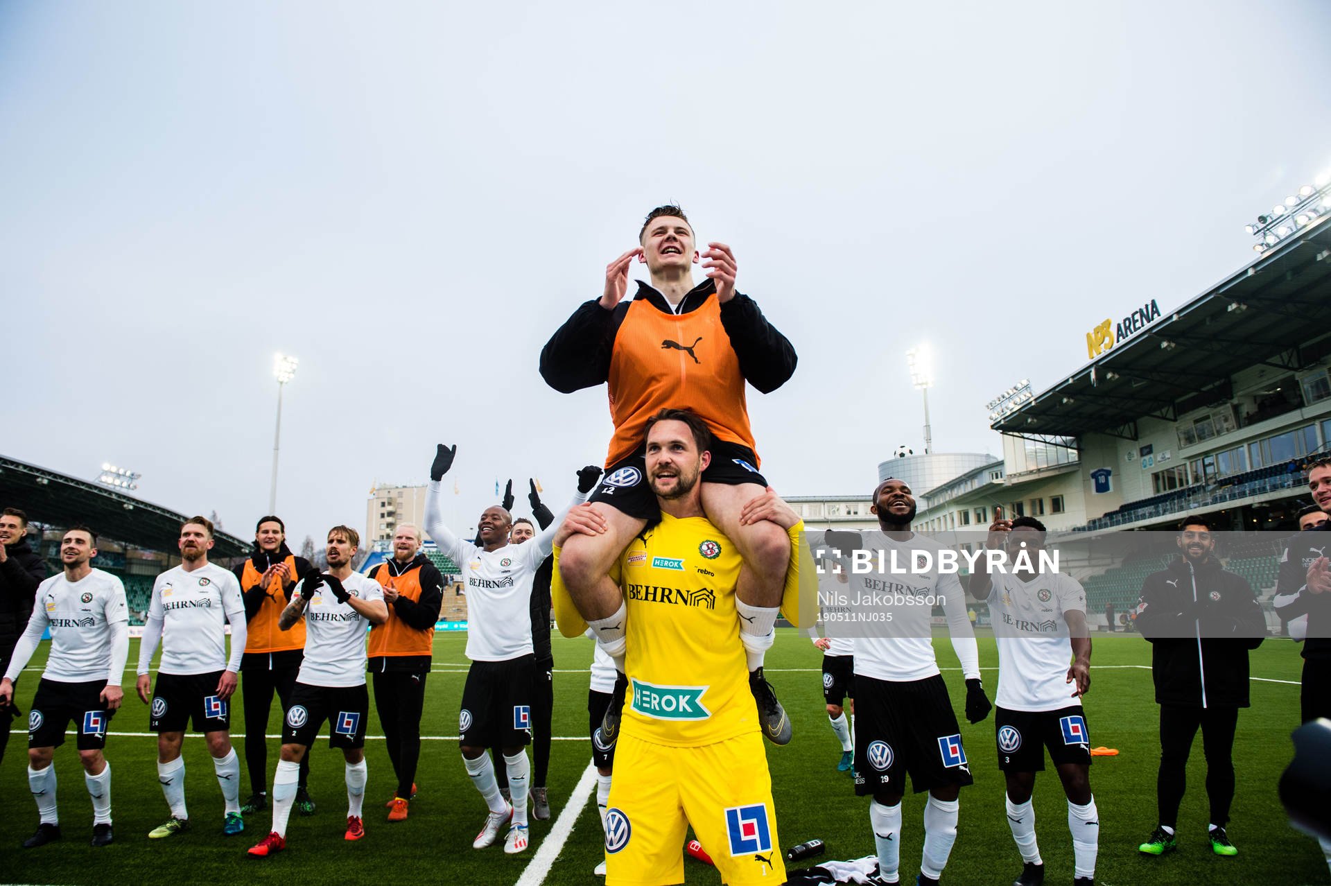 Örebros målvakt Oscar Jansson och Jake Larsson jublar