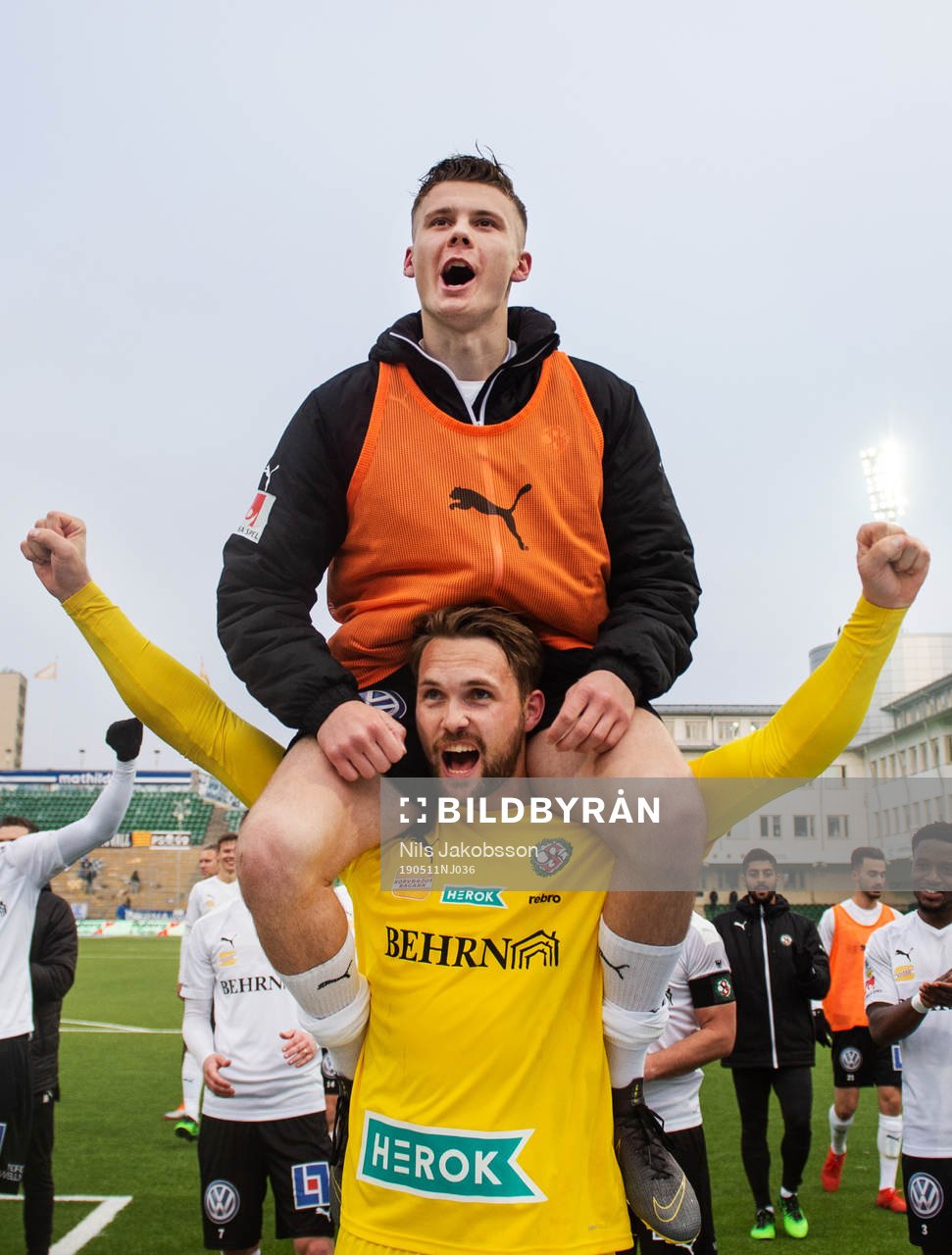 Örebros Jake Larsson och målvakt Oscar Jansson jublar