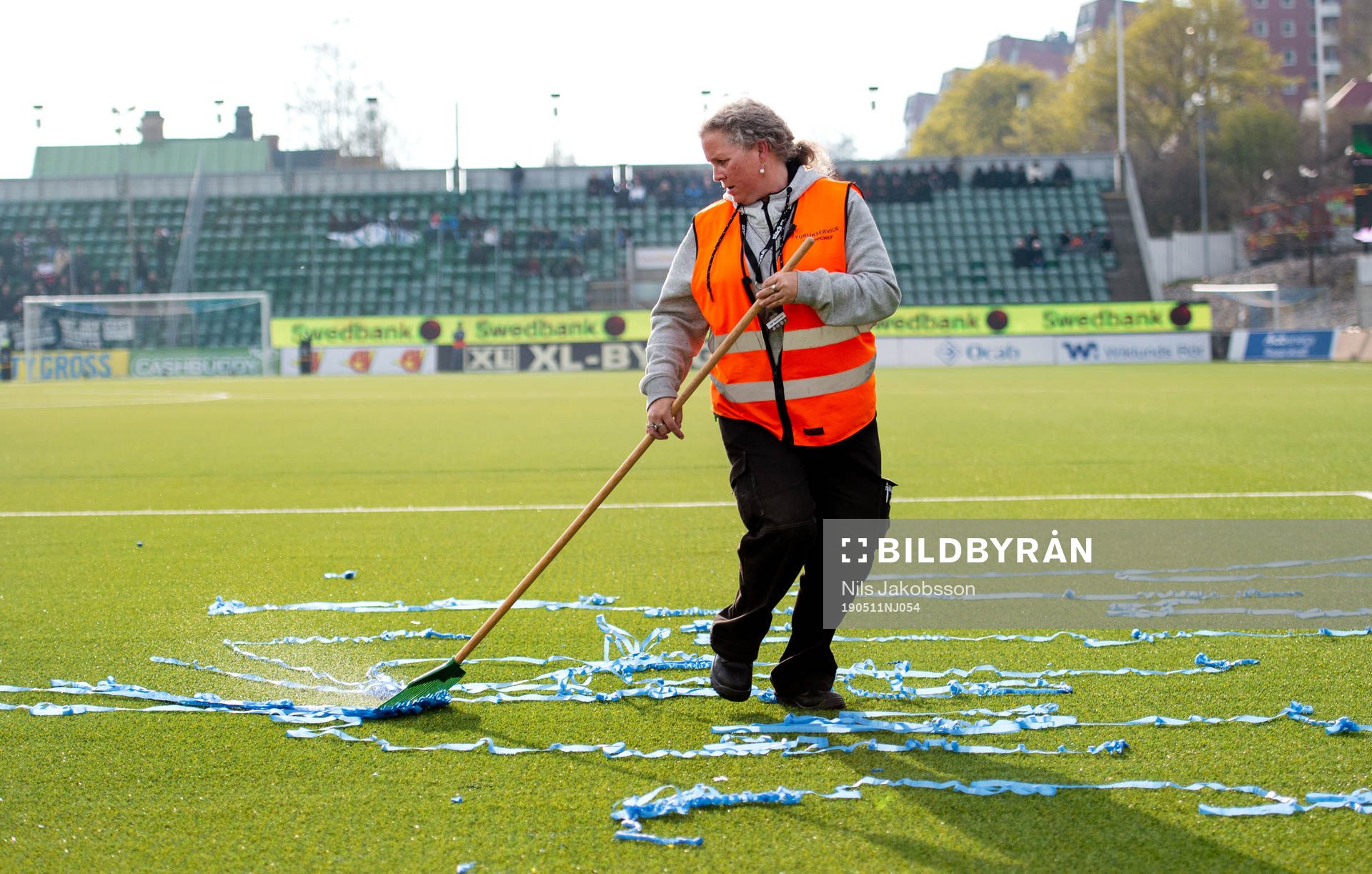 Konfetti städas bort från planen och matchen pausas