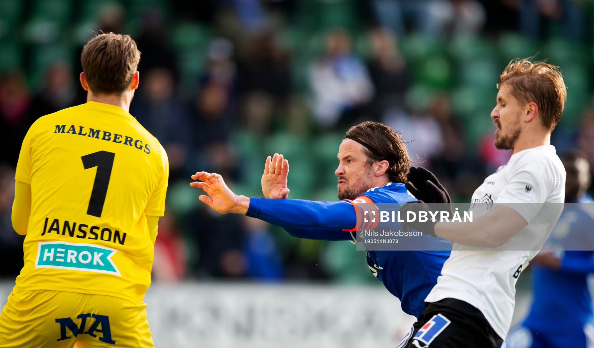 Örebros målvakt Oscar Jansson fångar bollen och