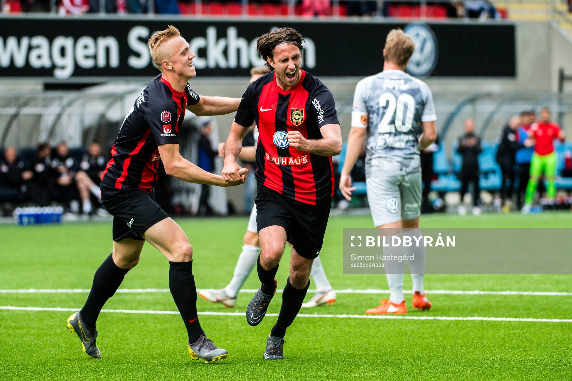 Brommapojkarnas Isac Lidberg och Philip Hellquist  jublar