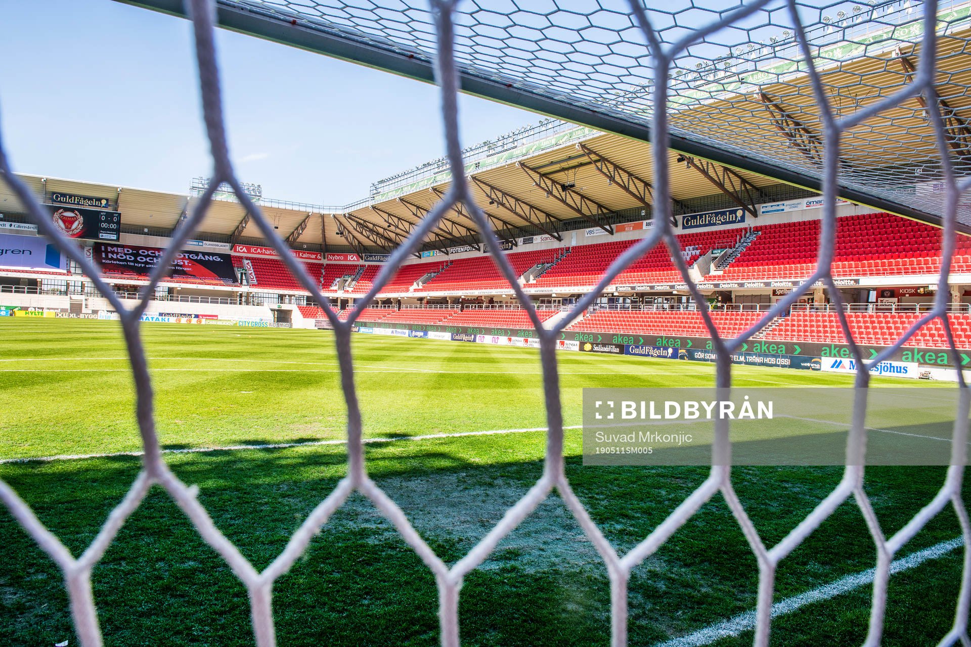 Nätmaskorna på ena målet på Guldfågeln Arena